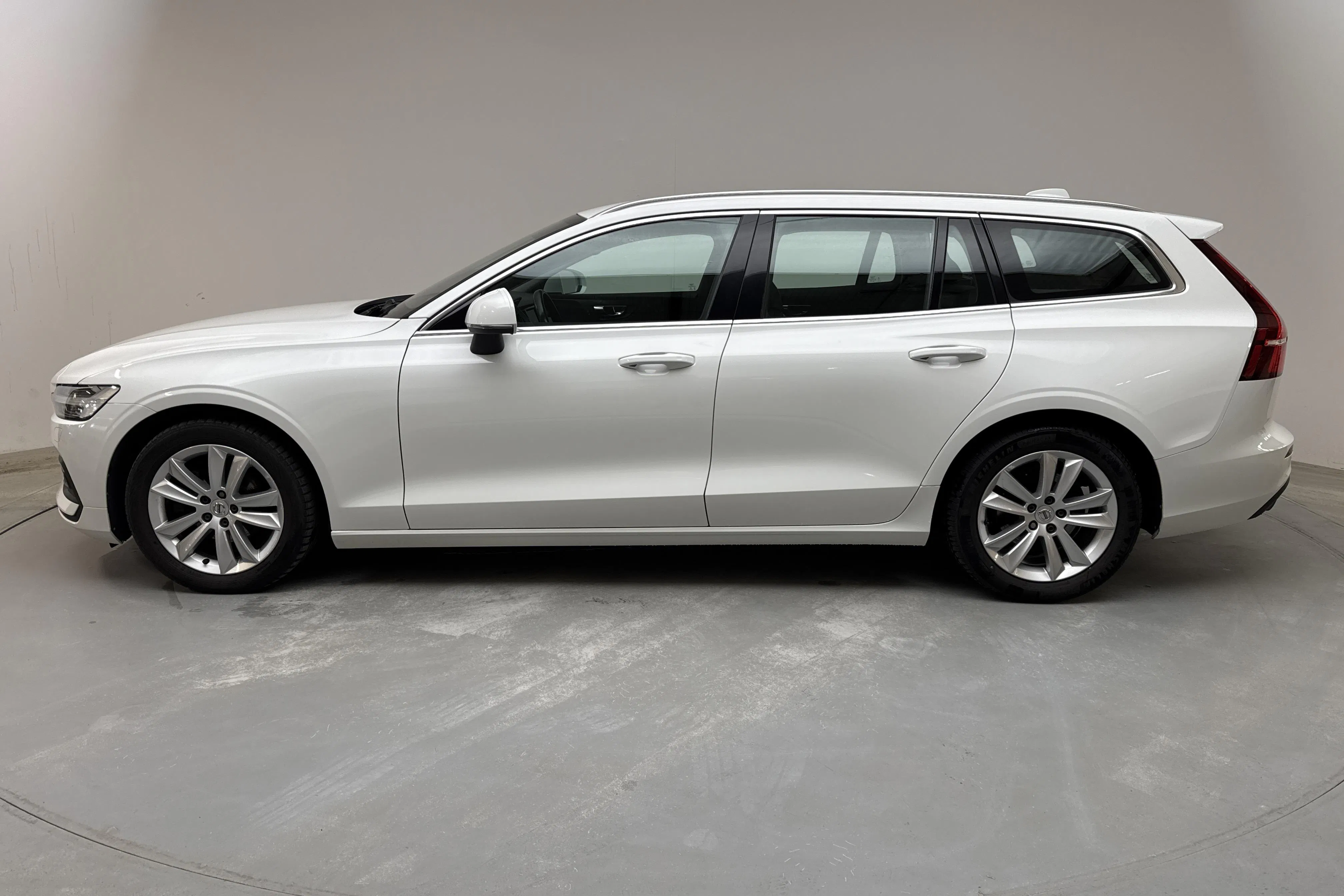 Presentationsfoto 2 av 15: Volvo V60 D4 (190hk) - 15 875 mil - Manuell - vit - 2020