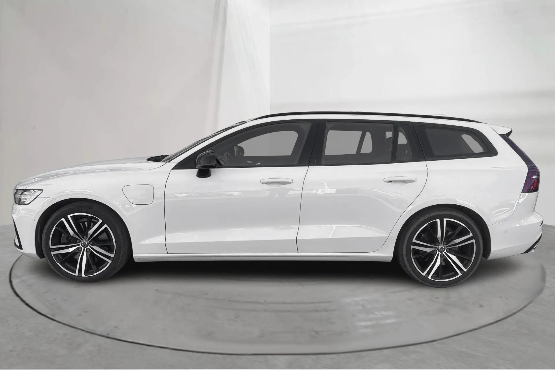 Presentationsfoto 2 av 20: Volvo V60 T8 AWD Twin Engine (390hk) - 14 420 mil - Automat - vit - 2021