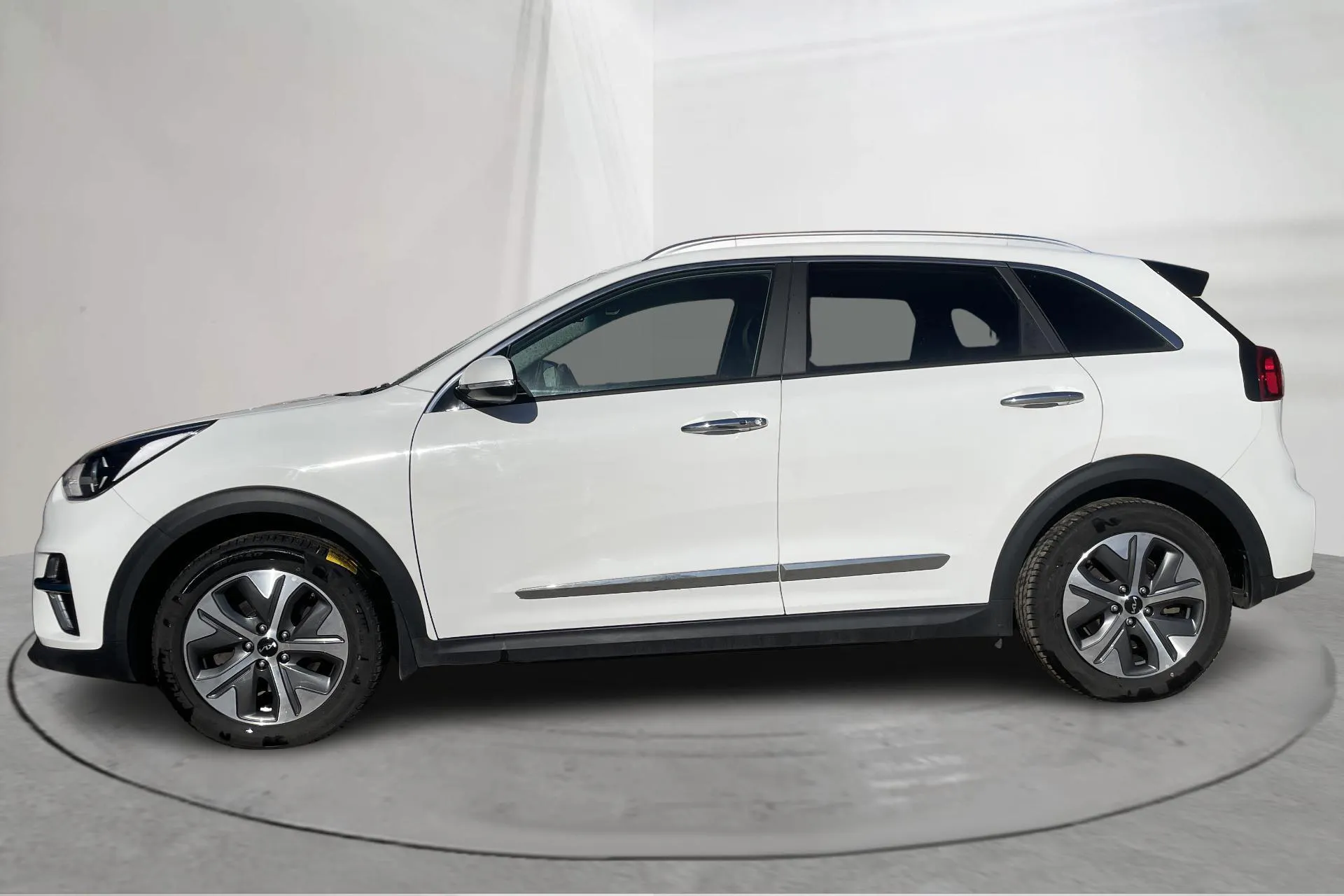 Presentationsfoto 2 av 16: KIA e-Niro 64kWh (204hk) - 3 984 mil - Automat - vit - 2022