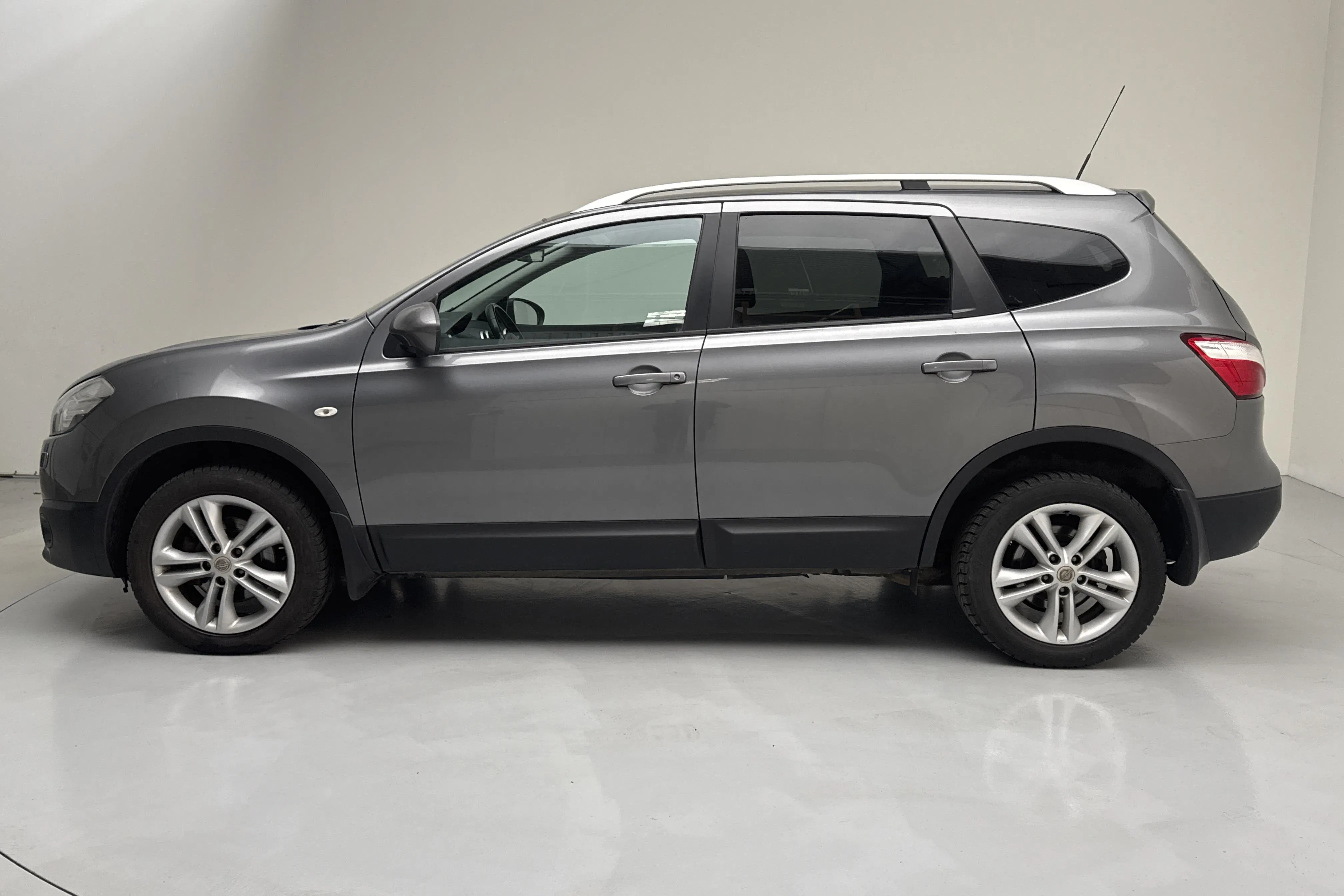 Presentationsfoto 2 av 15: Nissan Qashqai+2 2.0 (140hk) - 23 195 mil - Manuell - grå - 2012