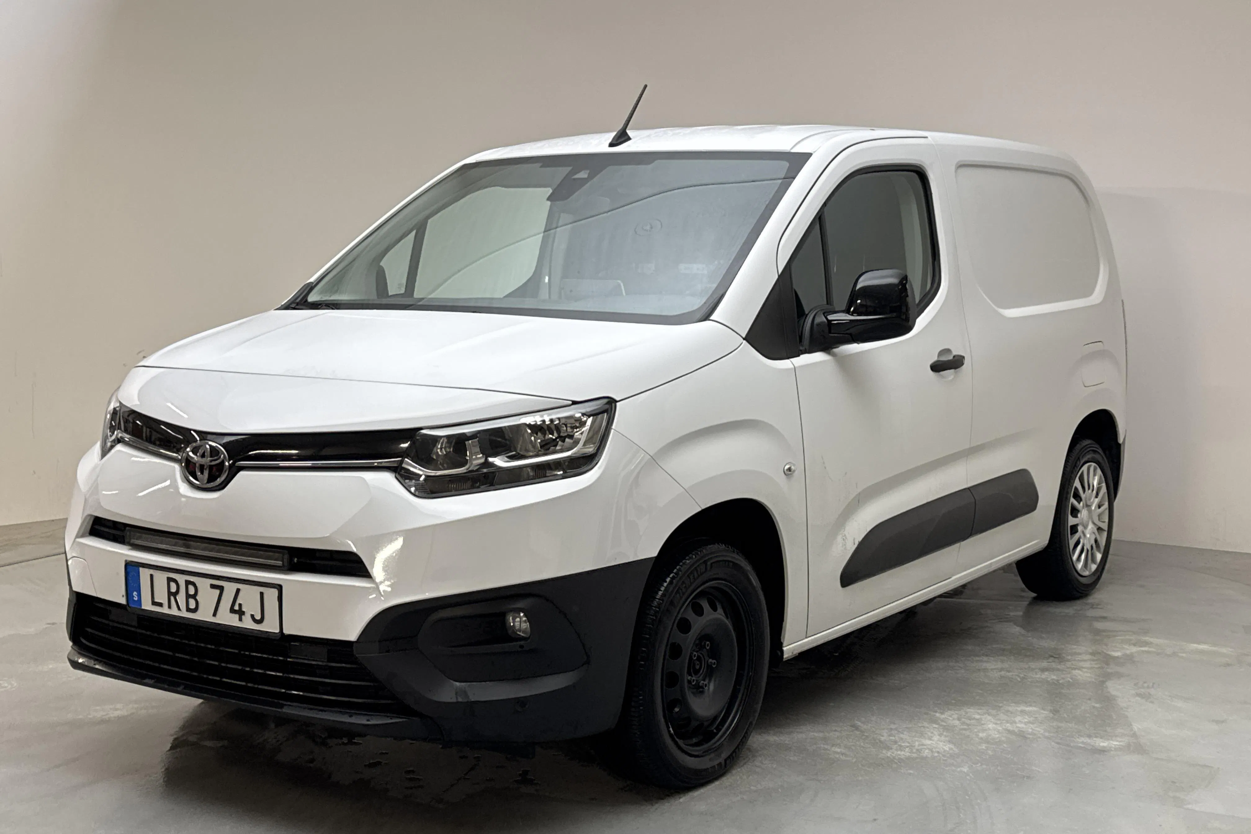 Presentationsfoto 1 av 13: Toyota PROACE CITY 1.5D (130hk) - 10 997 mil - Automat - vit - 2023