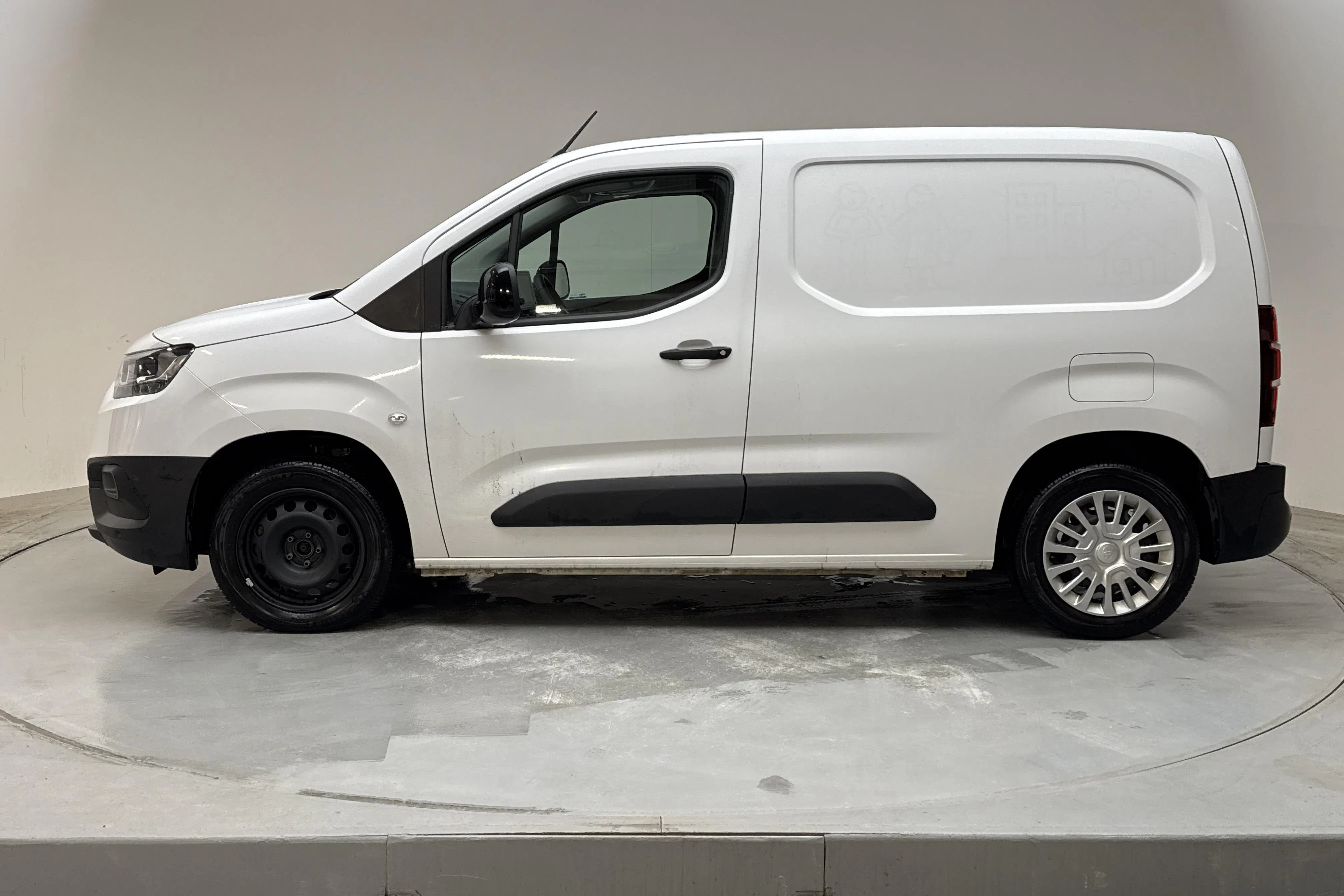 Presentationsfoto 2 av 13: Toyota PROACE CITY 1.5D (130hk) - 10 997 mil - Automat - vit - 2023