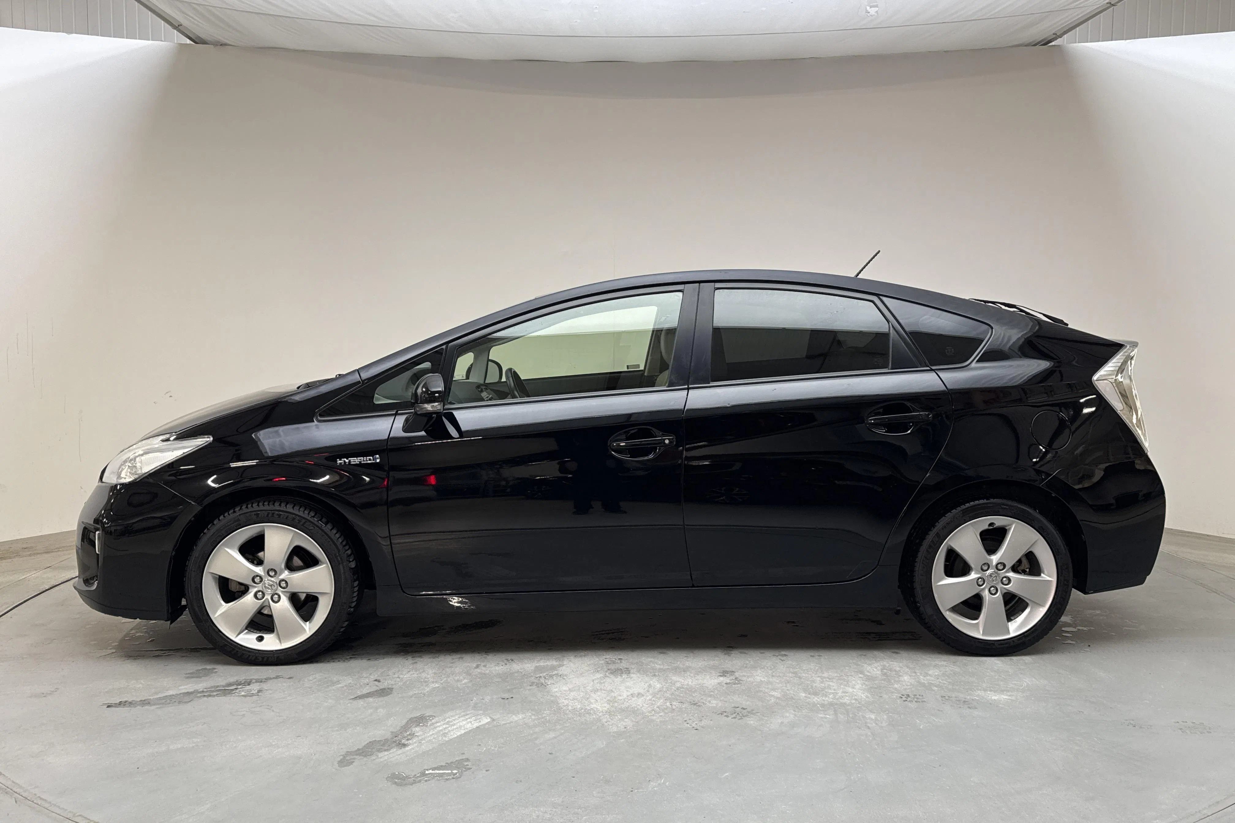 Presentationsfoto 2 av 14: Toyota Prius 1.8 Hybrid (99hk) - 22 519 mil - Automat - svart - 2012