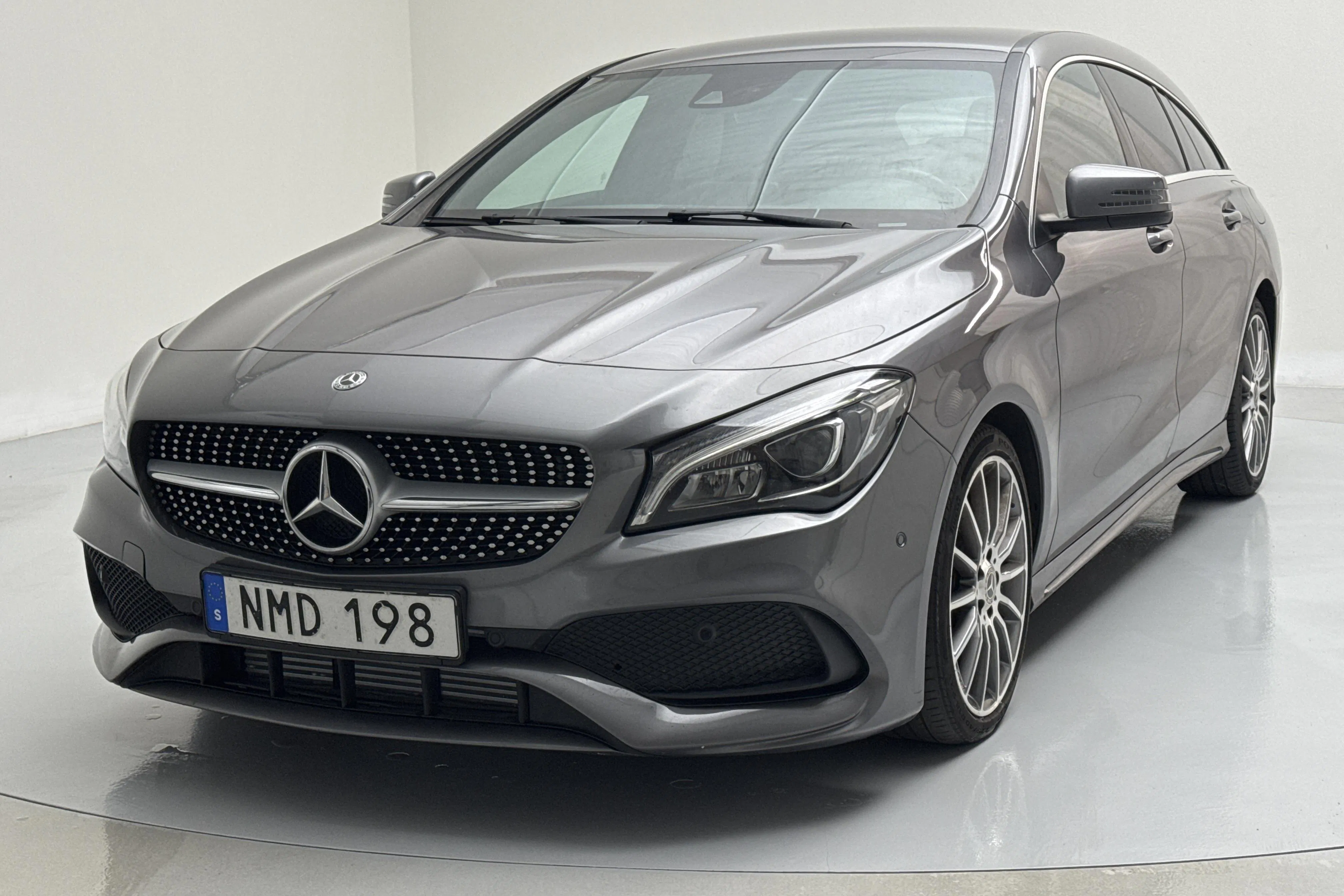Presentation photo 1 of 14: Mercedes CLA 220 d Shooting Brake X117 (177hk) - 132 550 km - Automatic - Dark Grey - 2018