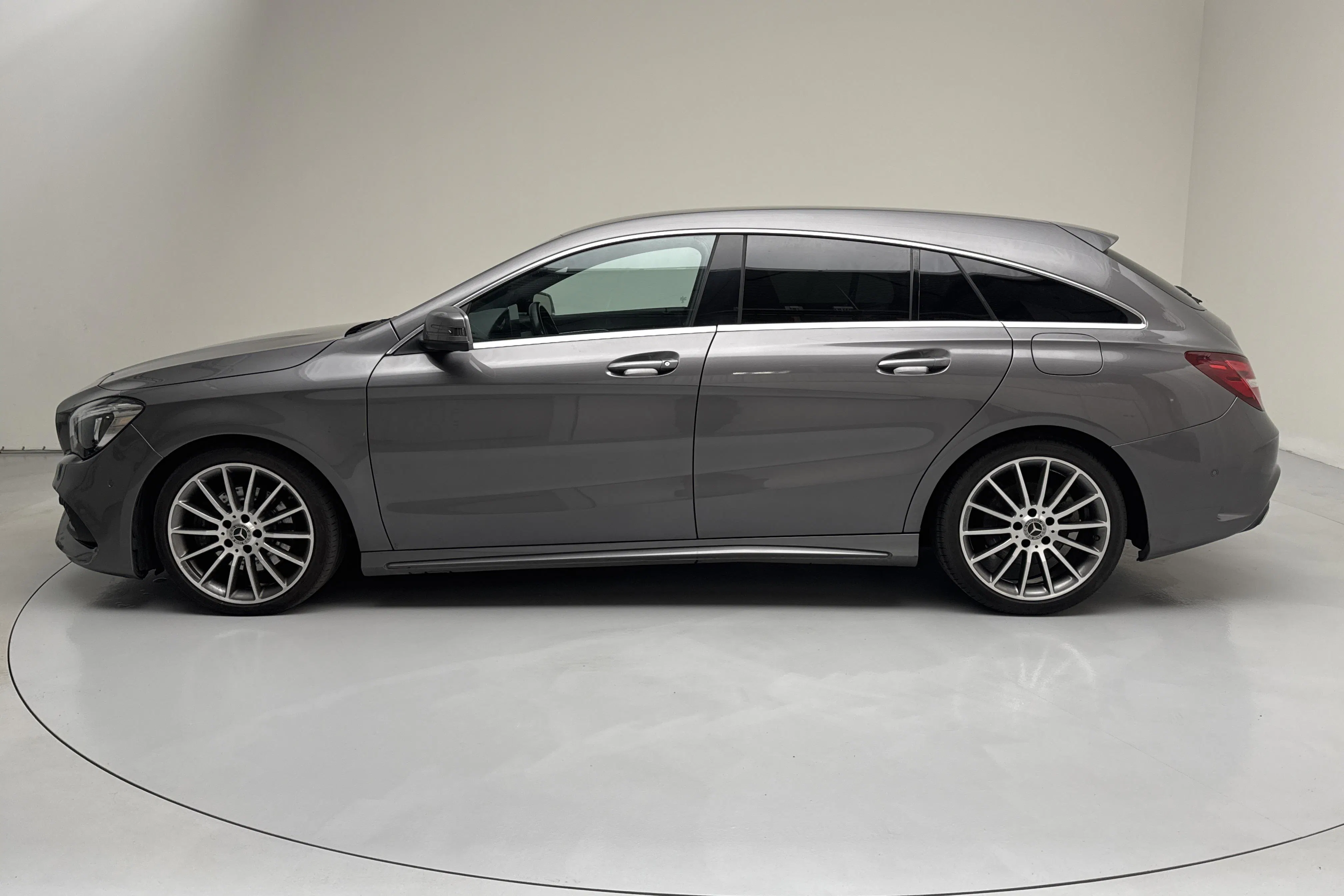 Presentation photo 2 of 14: Mercedes CLA 220 d Shooting Brake X117 (177hk) - 132 550 km - Automatic - Dark Grey - 2018