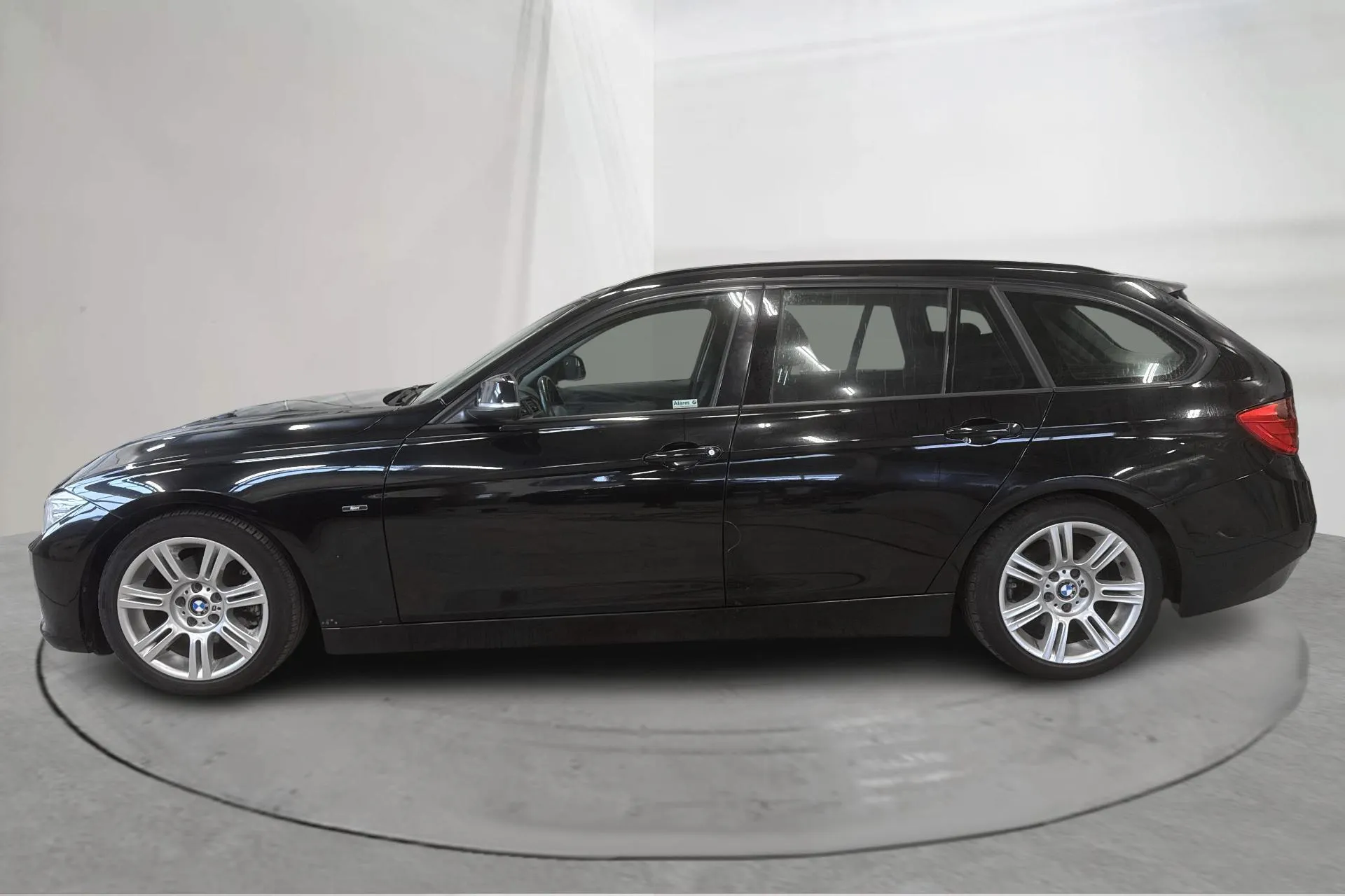 Presentationsfoto 2 av 16: BMW 320d Touring, F31 (184hk) - 28 512 mil - Automat - svart - 2013