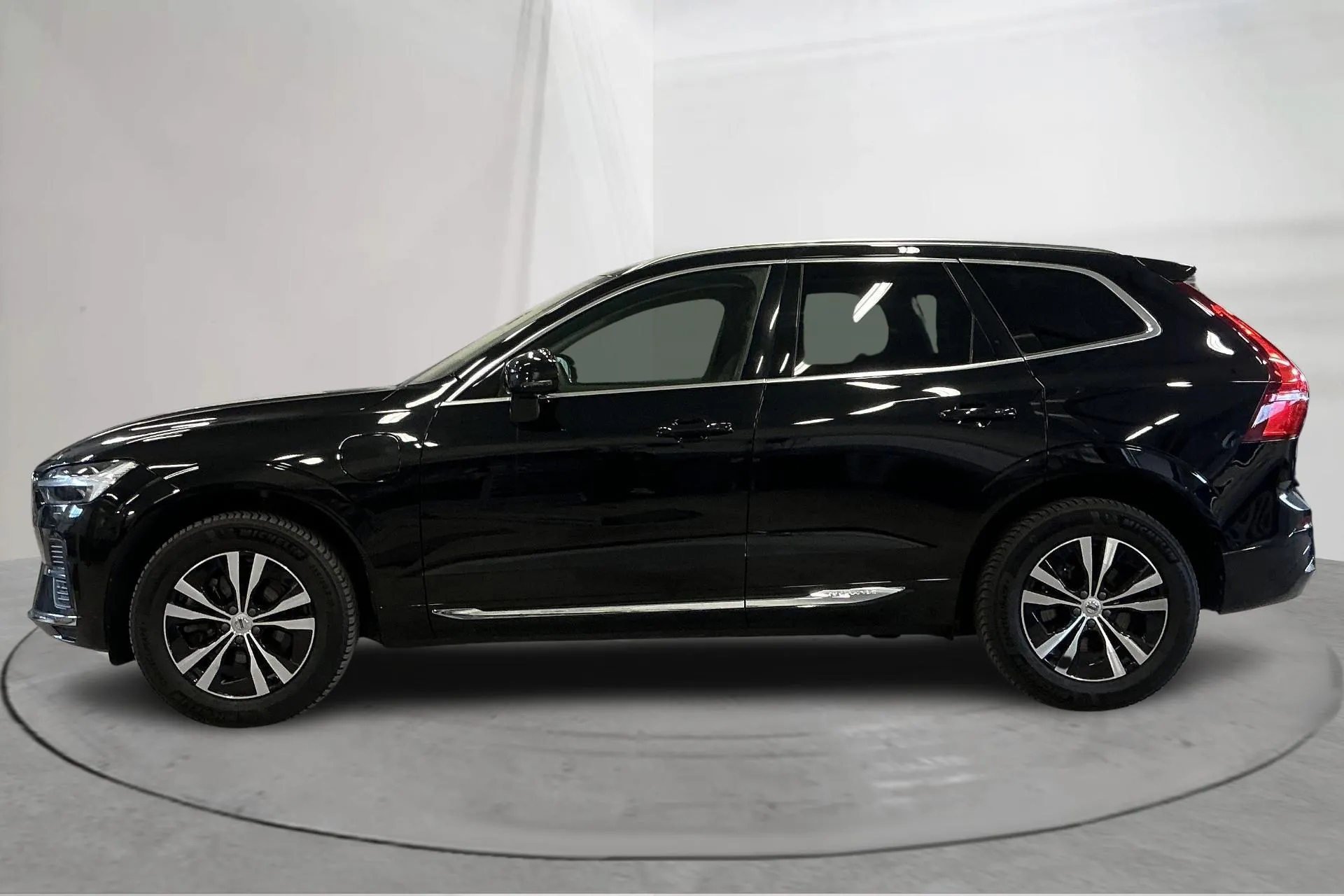 Presentationsfoto 2 av 19: Volvo XC60 T6 AWD Recharge (350hk) - 7 656 mil - Automat - svart - 2024
