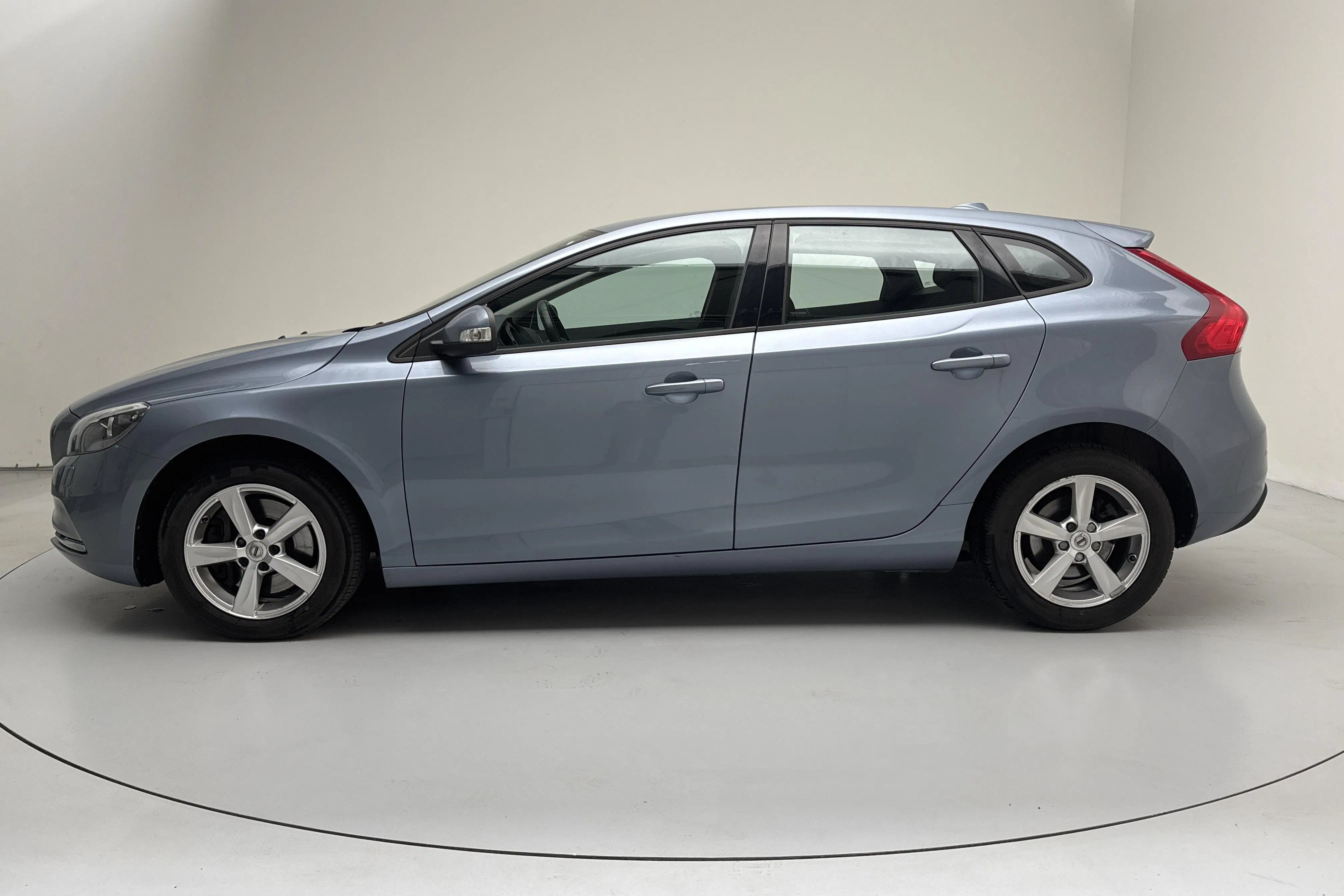 Presentation photo 2 of 13: Volvo V40 T2 (122hk) - 99 830 km - Automatic - Light Blue - 2017