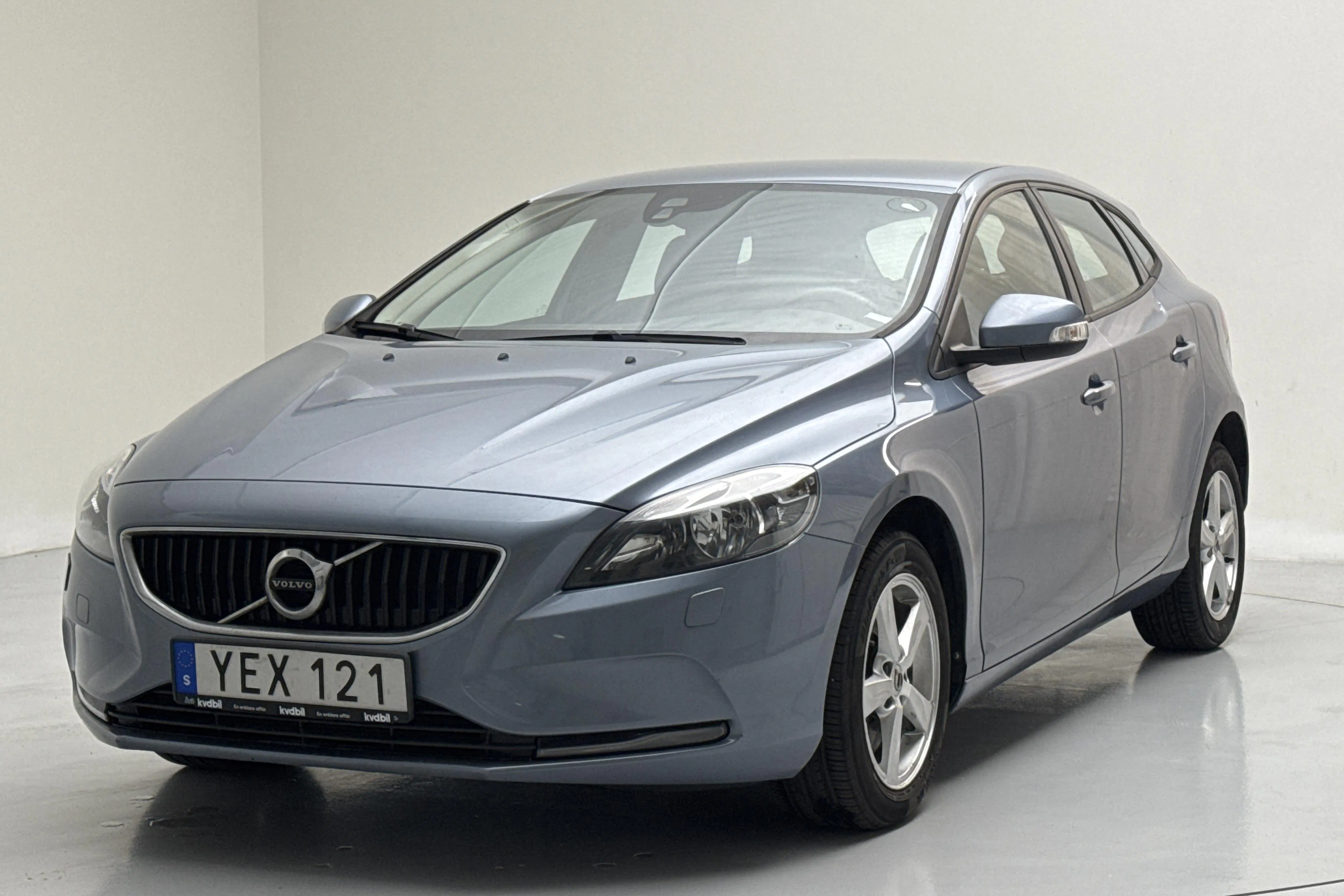 Presentation photo 1 of 13: Volvo V40 T2 (122hk) - 99 830 km - Automatic - Light Blue - 2017