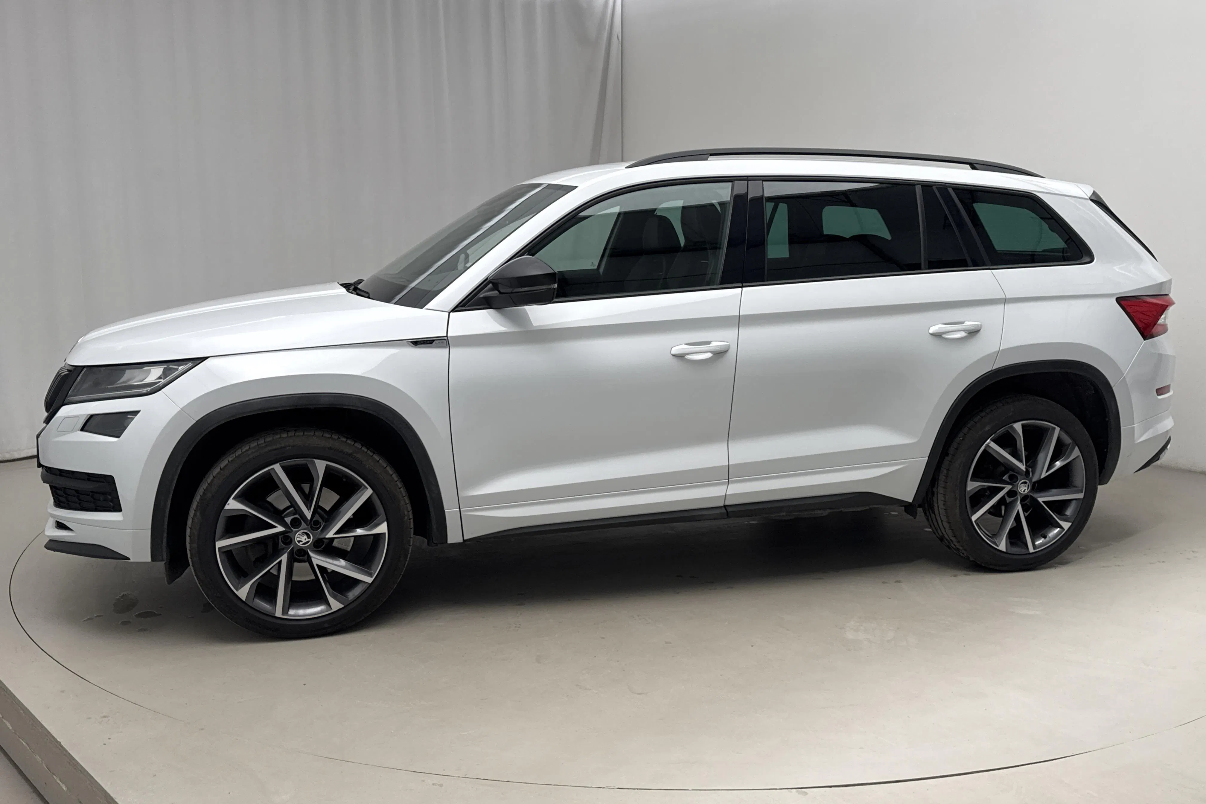 Presentationsfoto 2 av 17: Skoda Kodiaq 2.0 TDI 4X4 (190hk) - 15 171 mil - Automat - vit - 2021