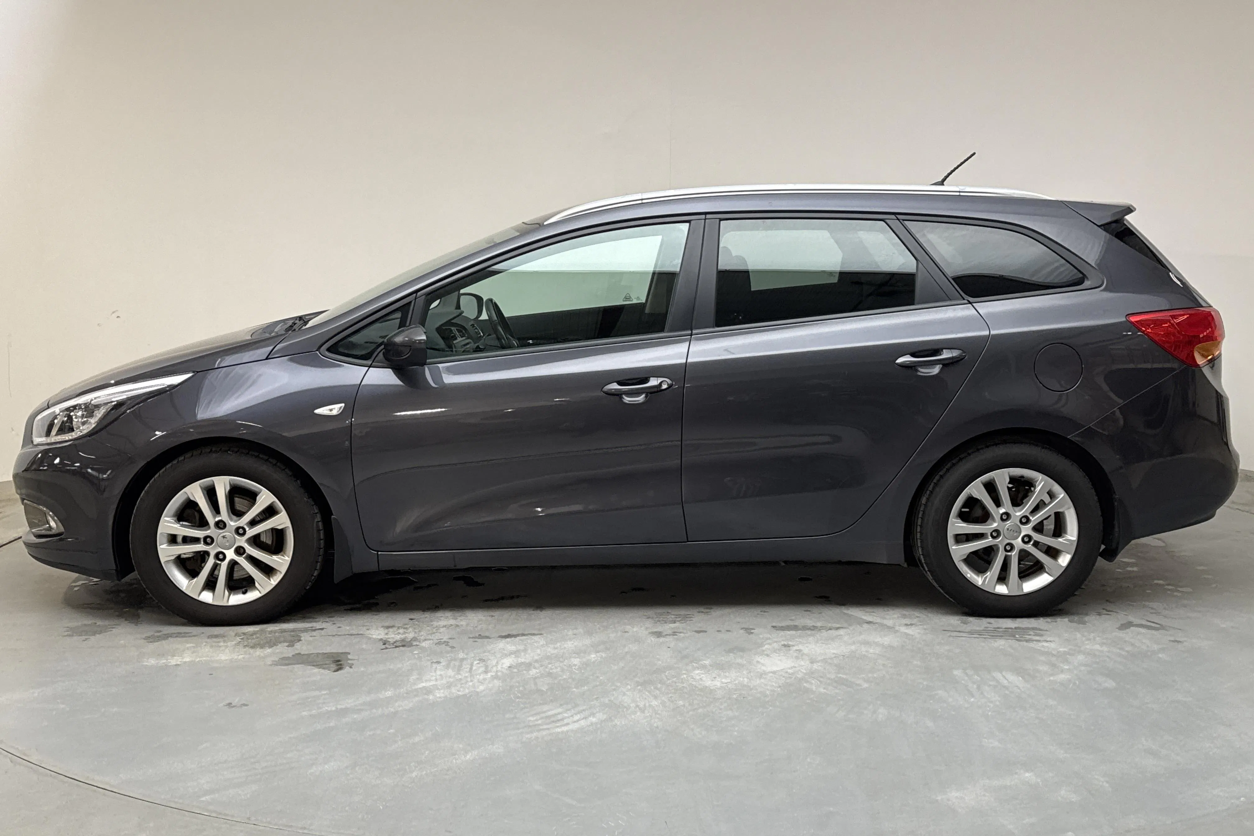 Presentationsfoto 2 av 12: KIA Cee'd 1.4 CRDi SW (90hk) - 21 565 mil - Manuell - grå - 2014