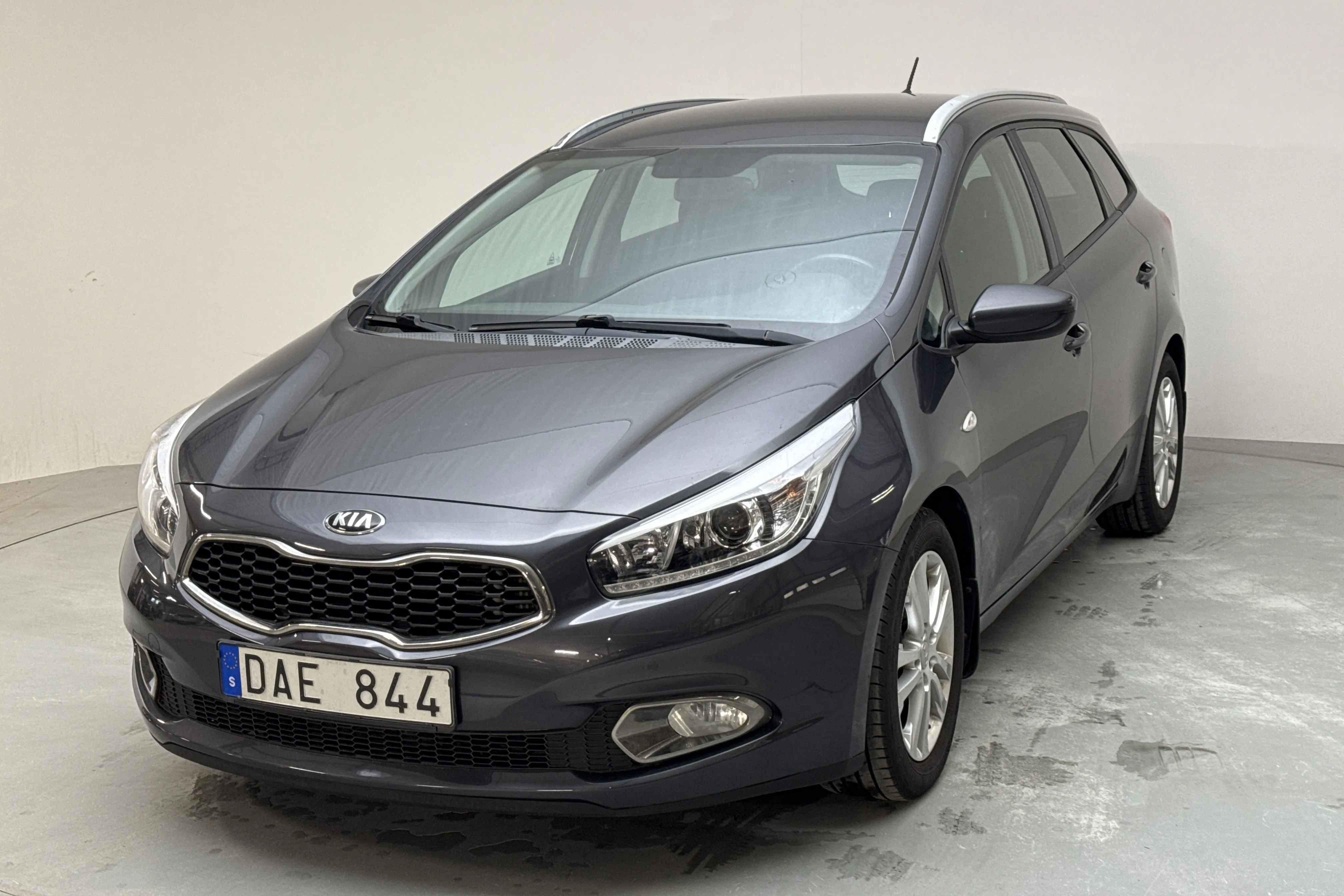 Presentationsfoto 1 av 12: KIA Cee'd 1.4 CRDi SW (90hk) - 21 565 mil - Manuell - grå - 2014