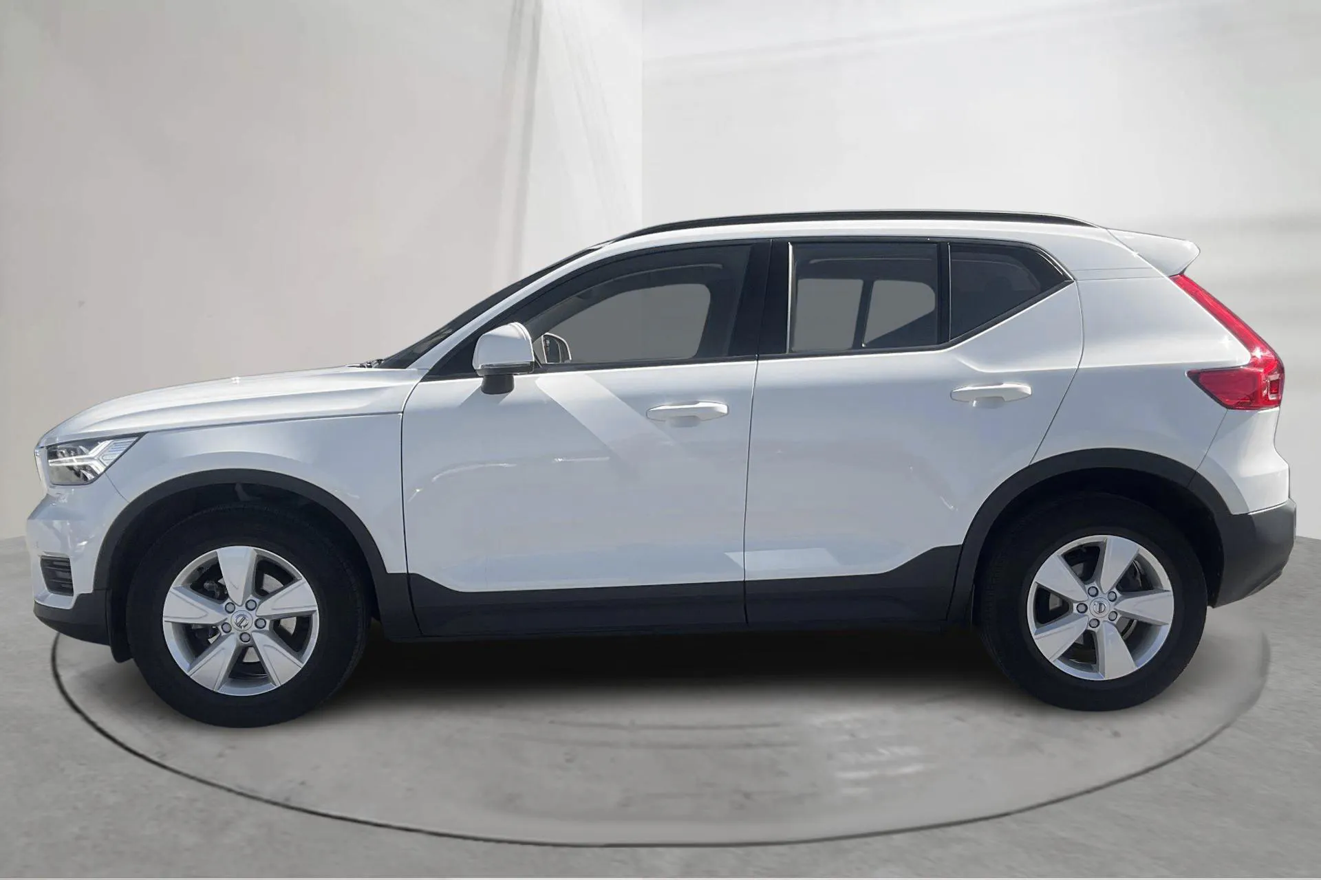 Presentationsfoto 2 av 16: Volvo XC40 T2 2WD (129hk) - 7 382 mil - Manuell - vit - 2021