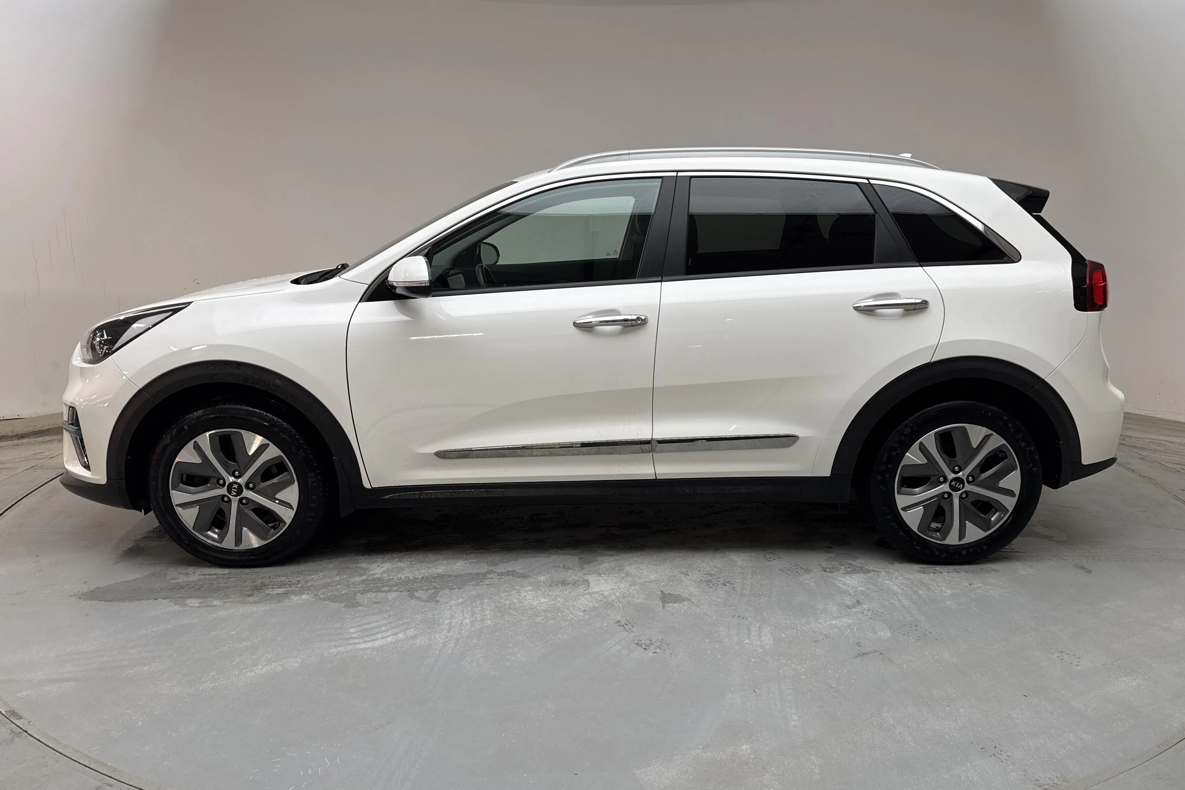 Presentationsfoto 2 av 16: KIA e-Niro 64kWh (204hk) - 7 754 mil - Automat - vit - 2021
