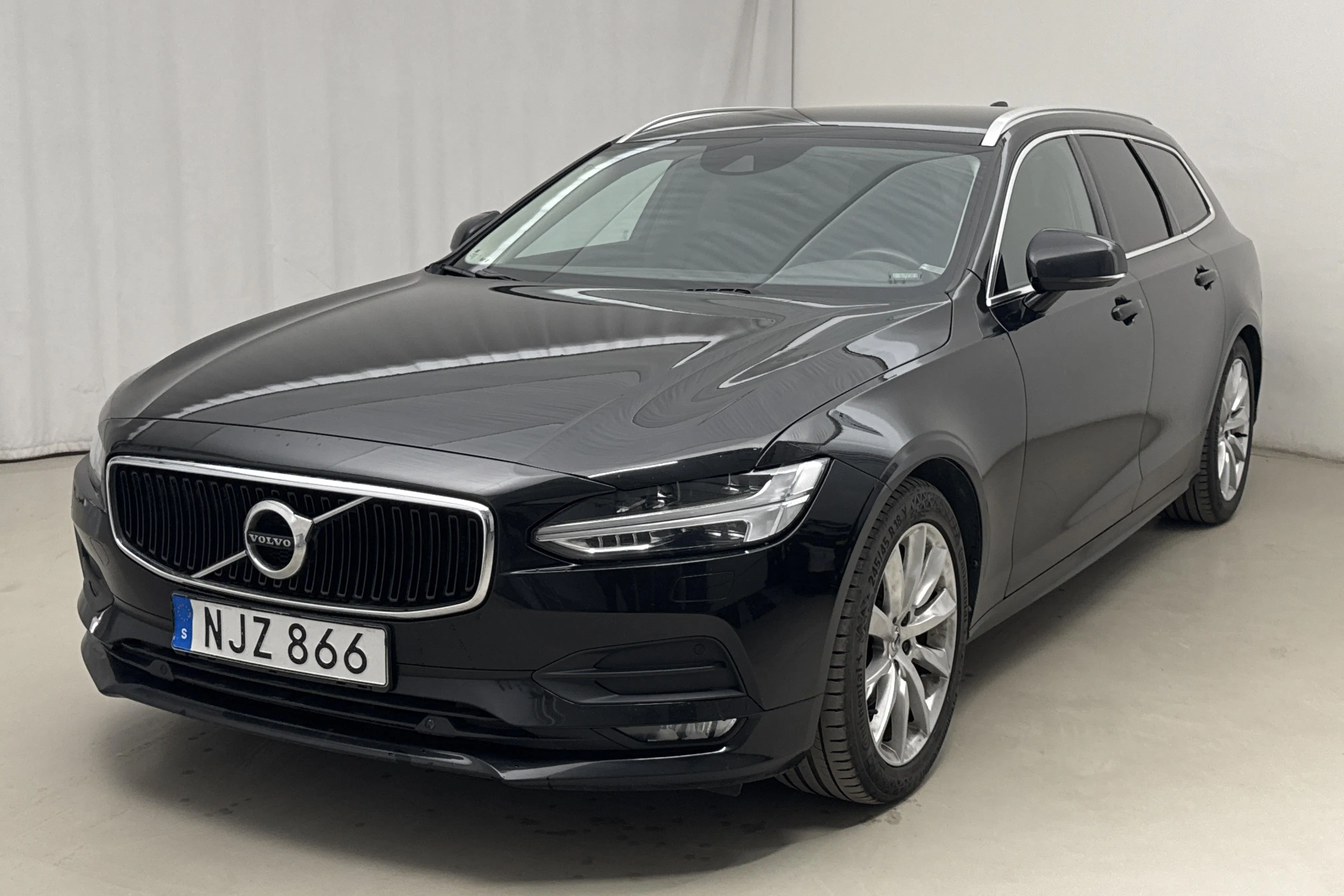 Presentationsfoto 1 av 15: Volvo V90 D4 AWD (190hk) - 20 229 mil - Automat - svart - 2019
