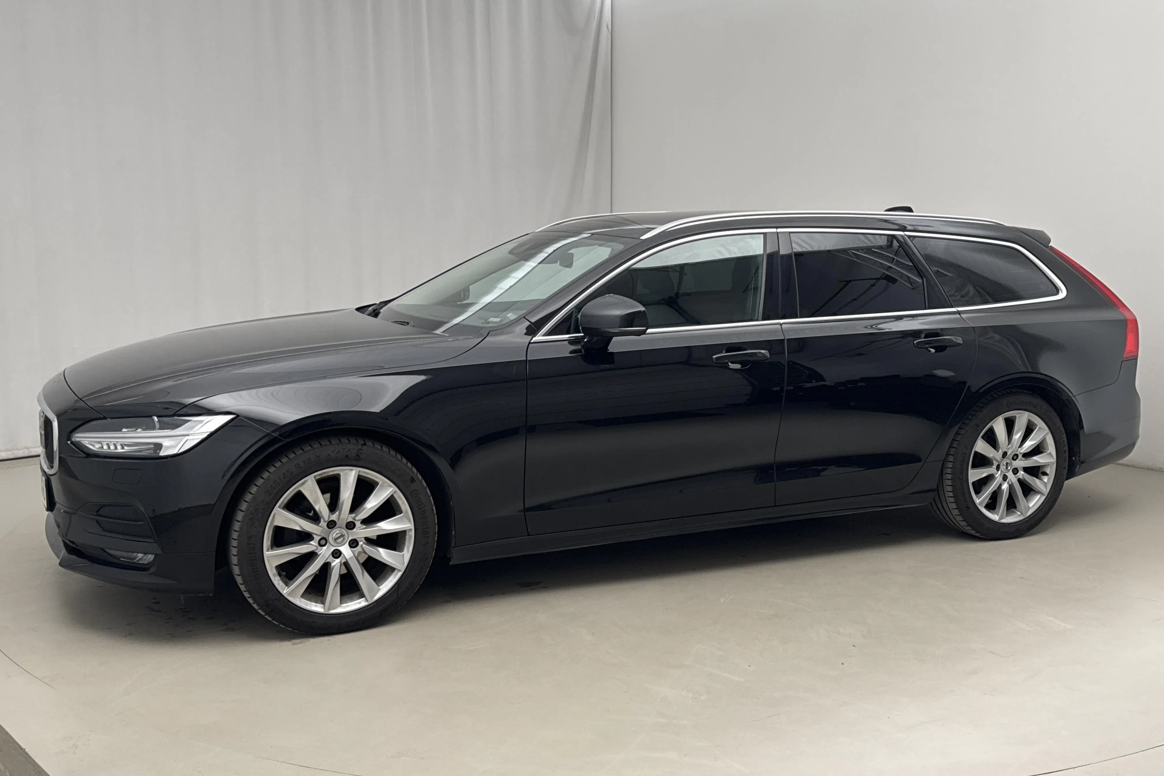 Presentationsfoto 2 av 15: Volvo V90 D4 AWD (190hk) - 20 229 mil - Automat - svart - 2019