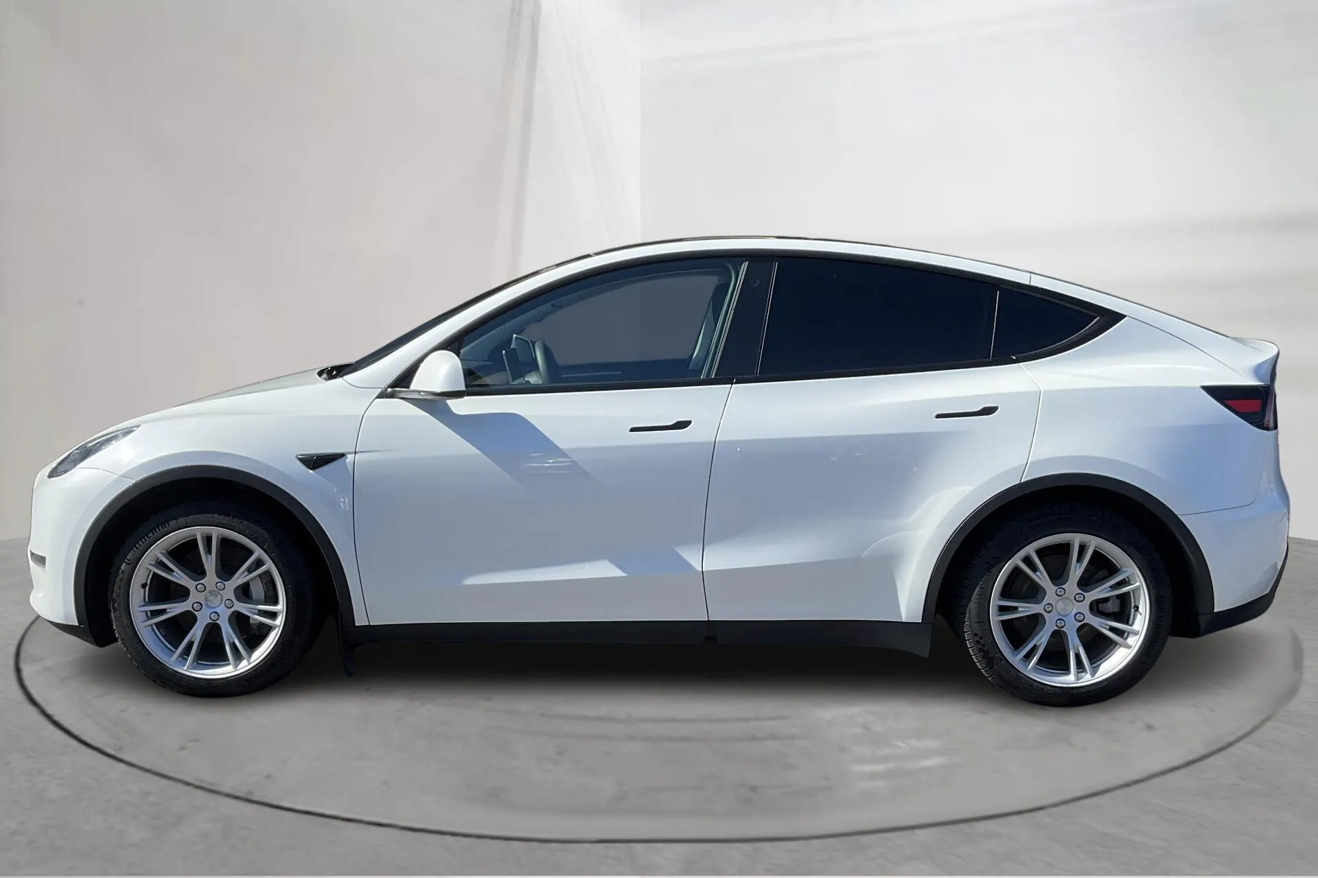 Presentationsfoto 2 av 20: Tesla Model Y Long Range Dual Motor AWD - 10 043 mil - Automat - vit - 2024