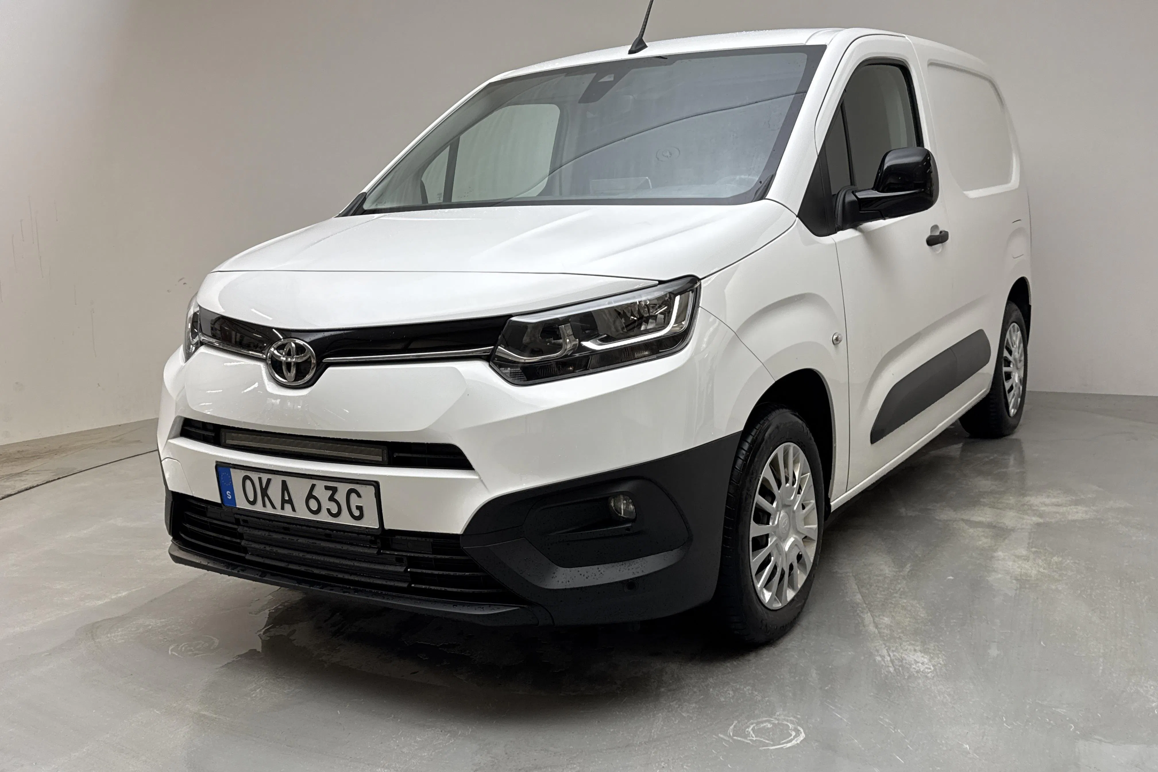 Presentationsfoto 1 av 12: Toyota PROACE CITY 1.5D (130hk) - 11 625 mil - Automat - vit - 2022