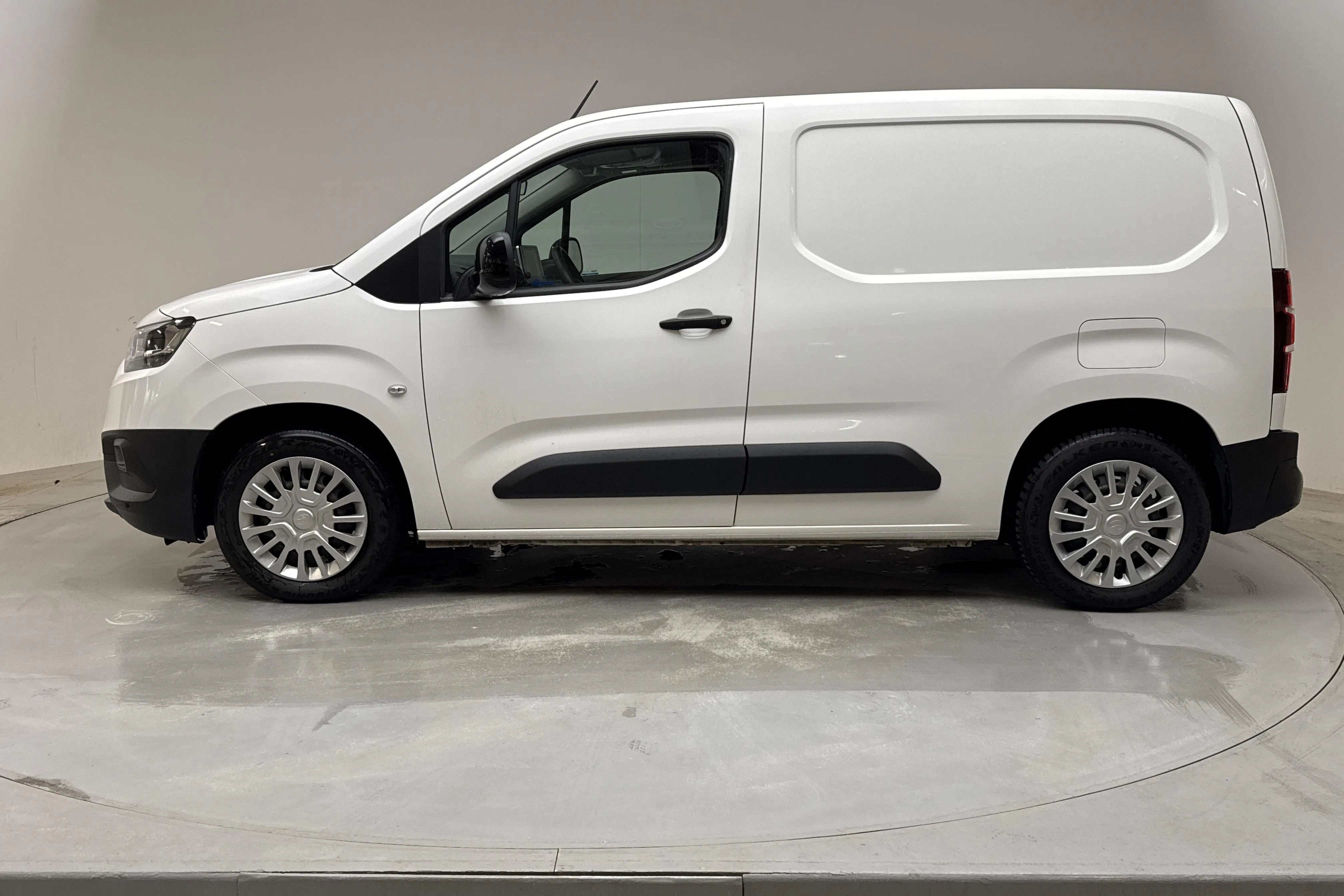Presentationsfoto 2 av 12: Toyota PROACE CITY 1.5D (130hk) - 11 625 mil - Automat - vit - 2022