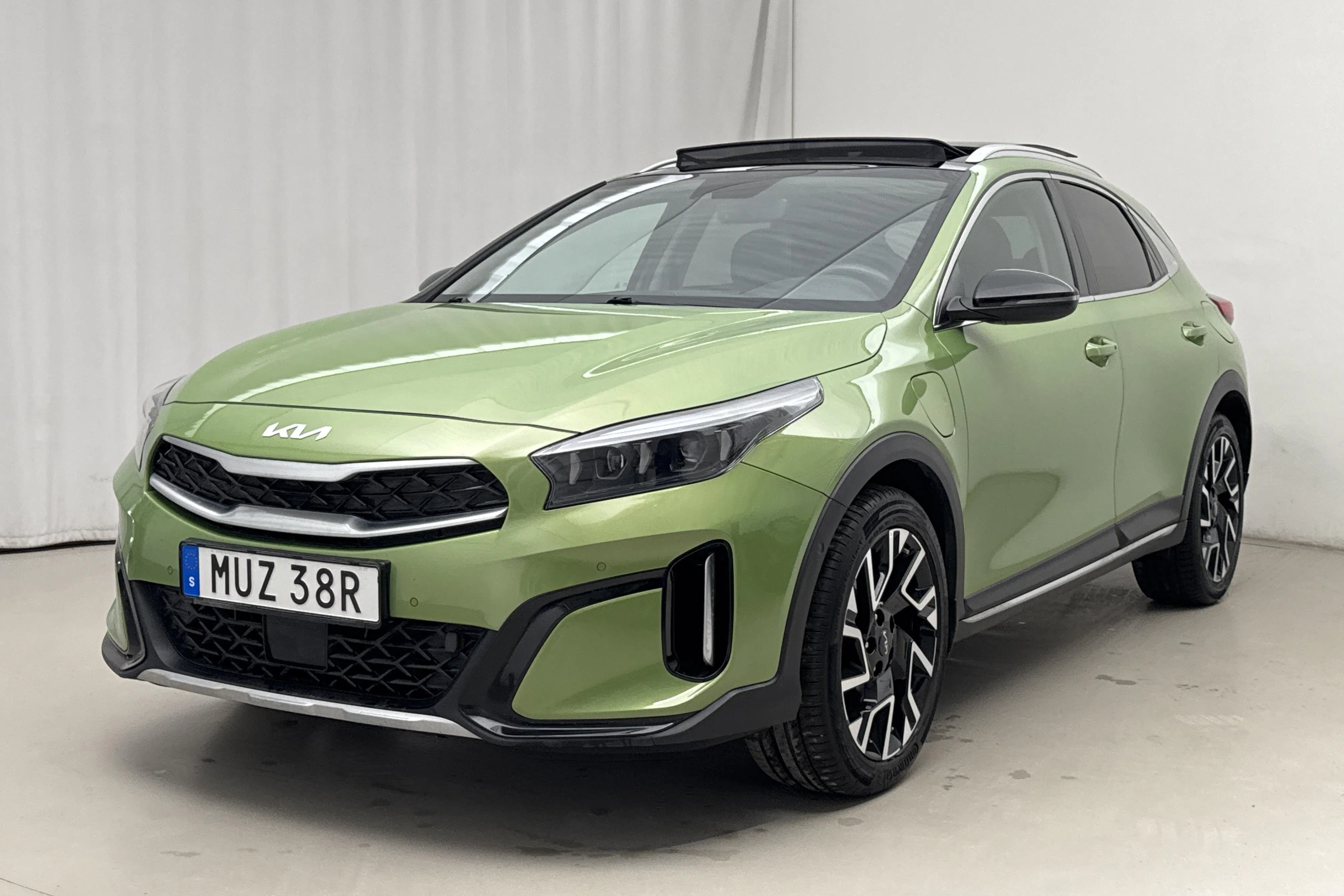 Presentation photo 1 of 24: KIA XCeed 1.6 Plug-in Hybrid 5dr (141hk) - 33 130 km - Automatic - green - 2023