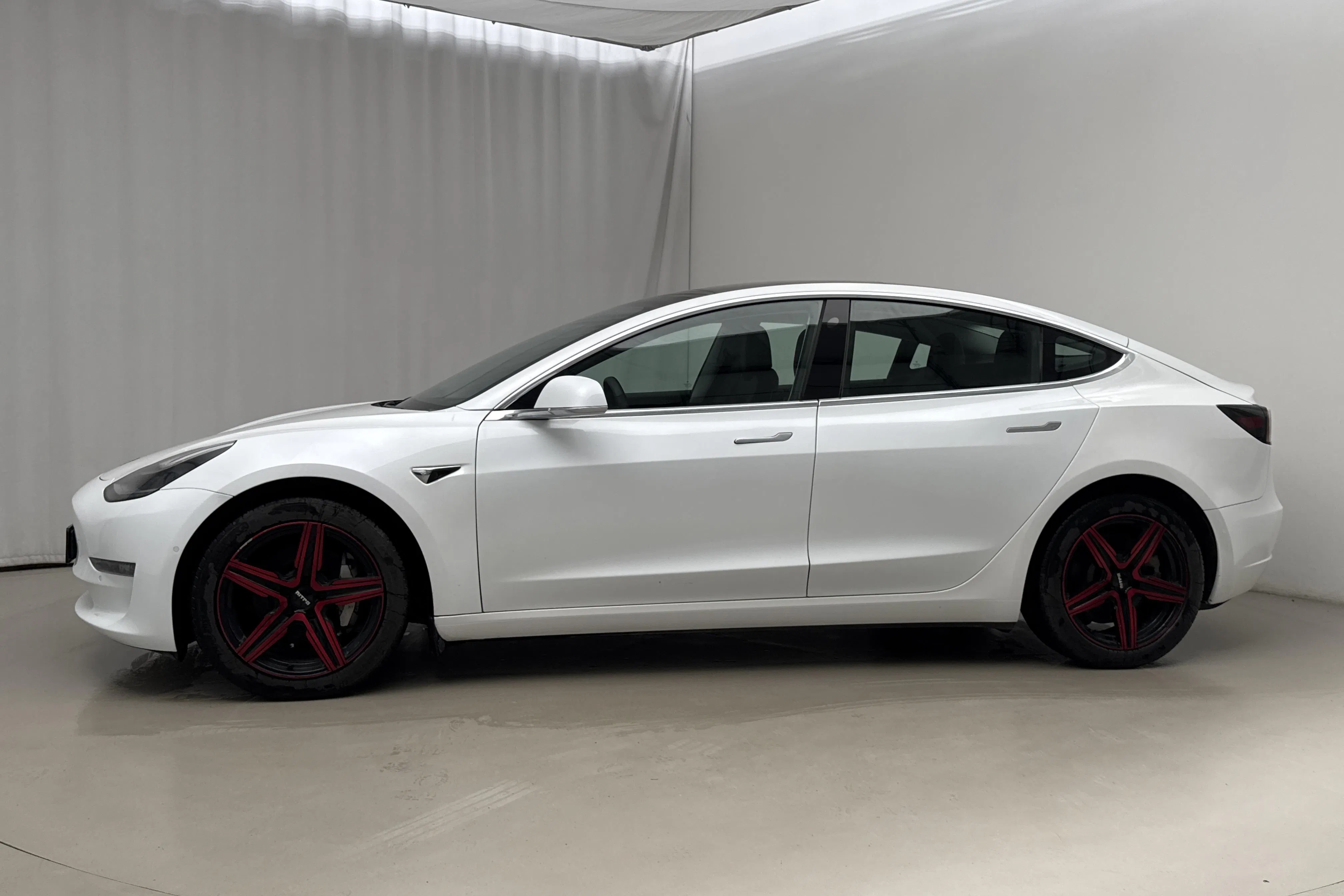 Presentationsfoto 2 av 24: Tesla Model 3 Long Range Dual Motor AWD - 16 412 mil - Automat - vit - 2020