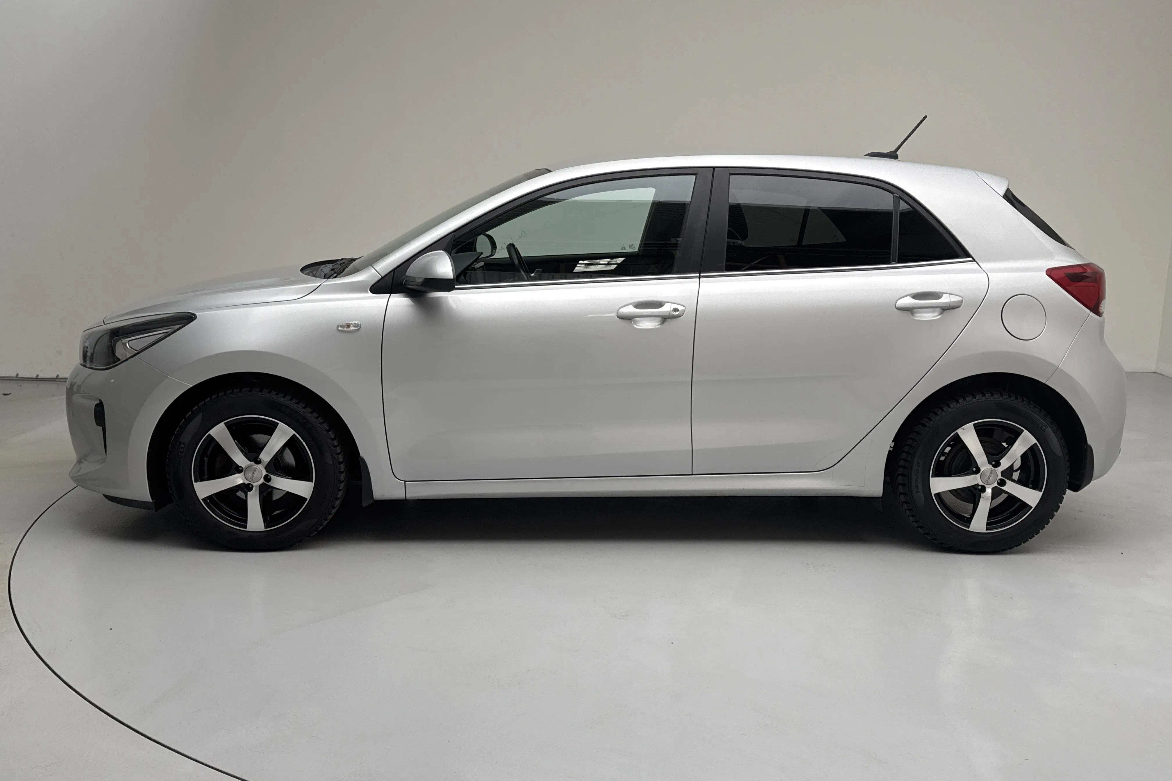 Presentation photo 2 of 13: KIA Rio 1.2 (84hk) - 73 090 km - Manual - gray - 2017