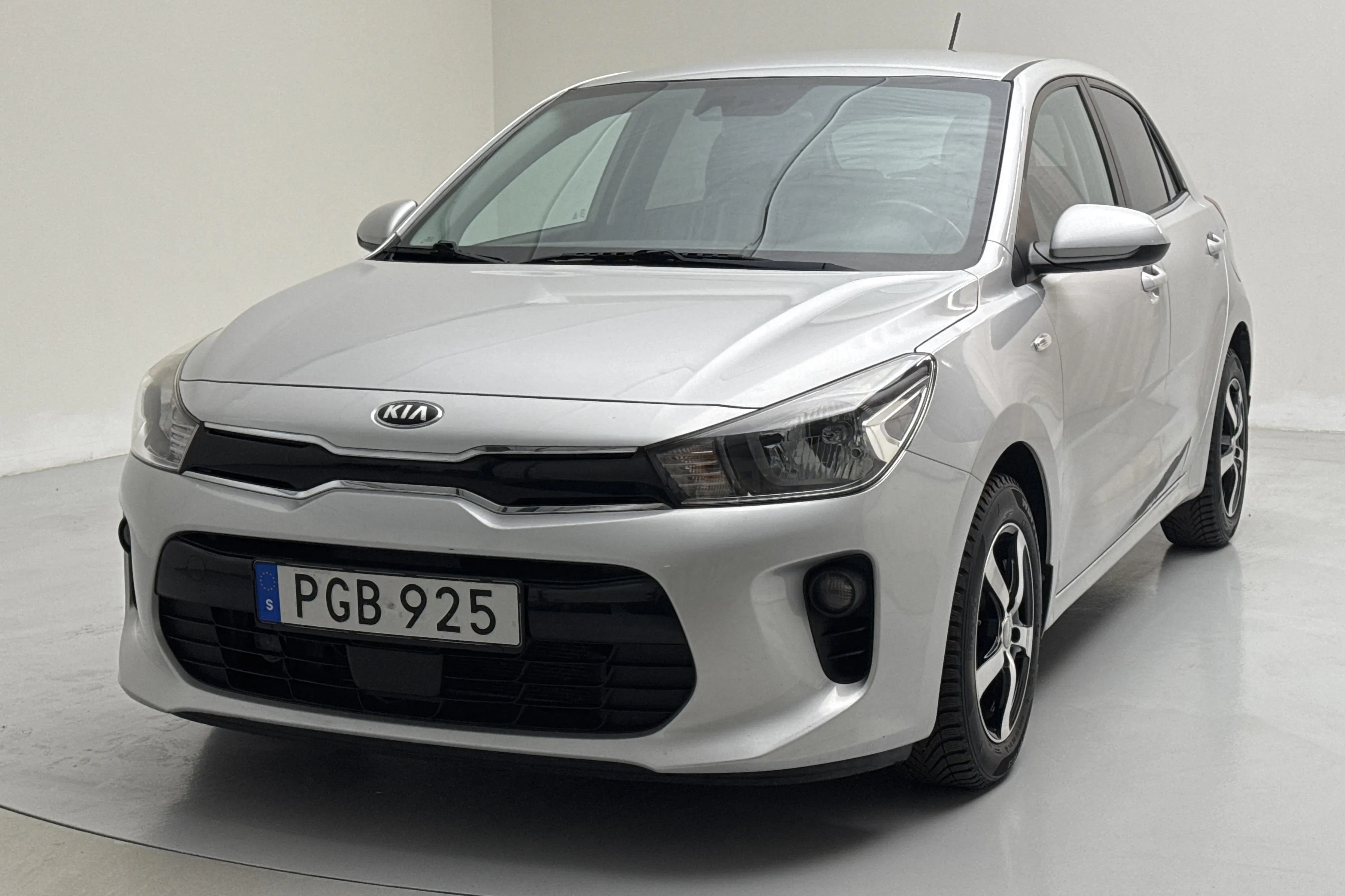 Presentation photo 1 of 13: KIA Rio 1.2 (84hk) - 73 090 km - Manual - gray - 2017