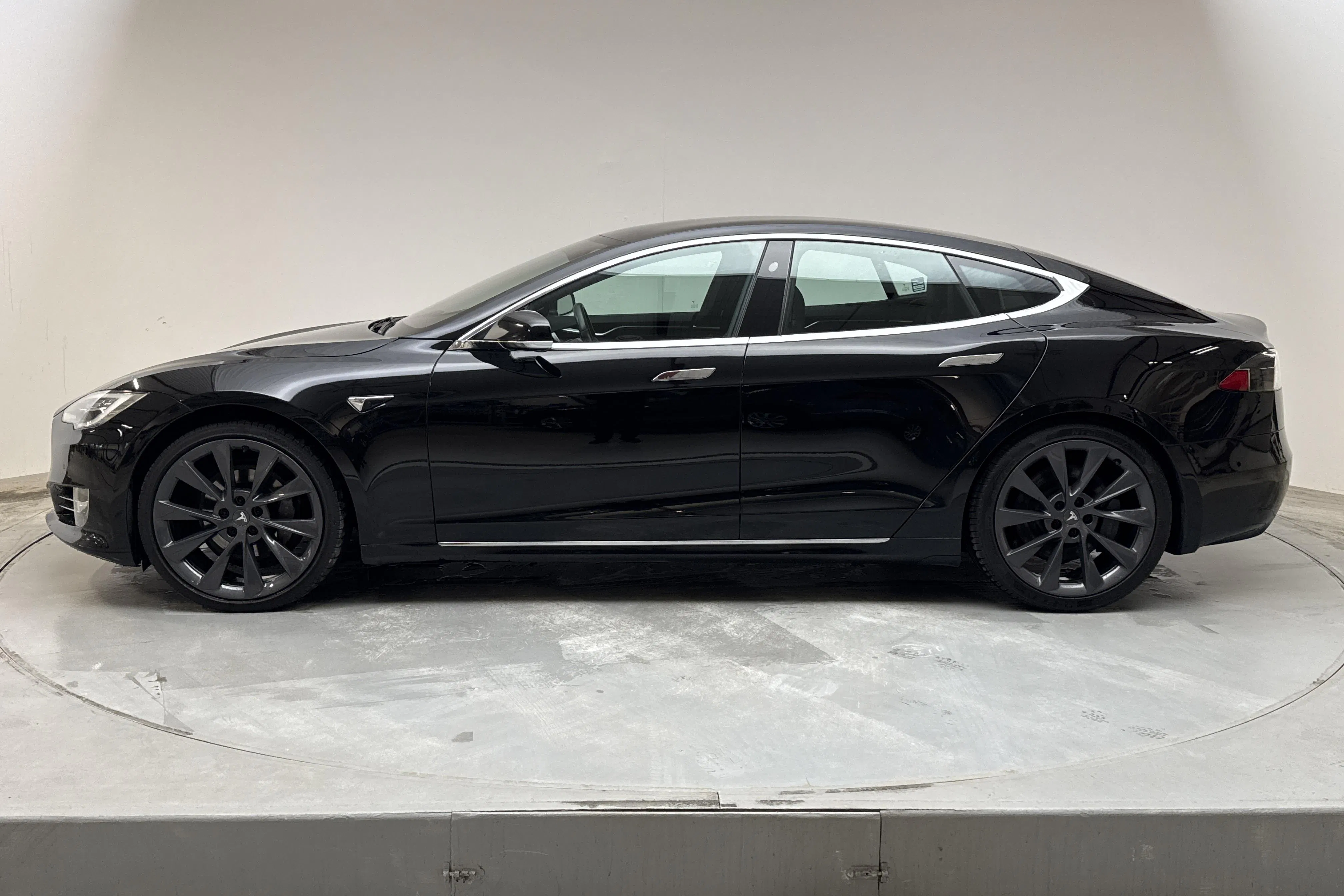 Presentationsfoto 2 av 17: Tesla Model S 75D - 19 236 mil - Automat - svart - 2017