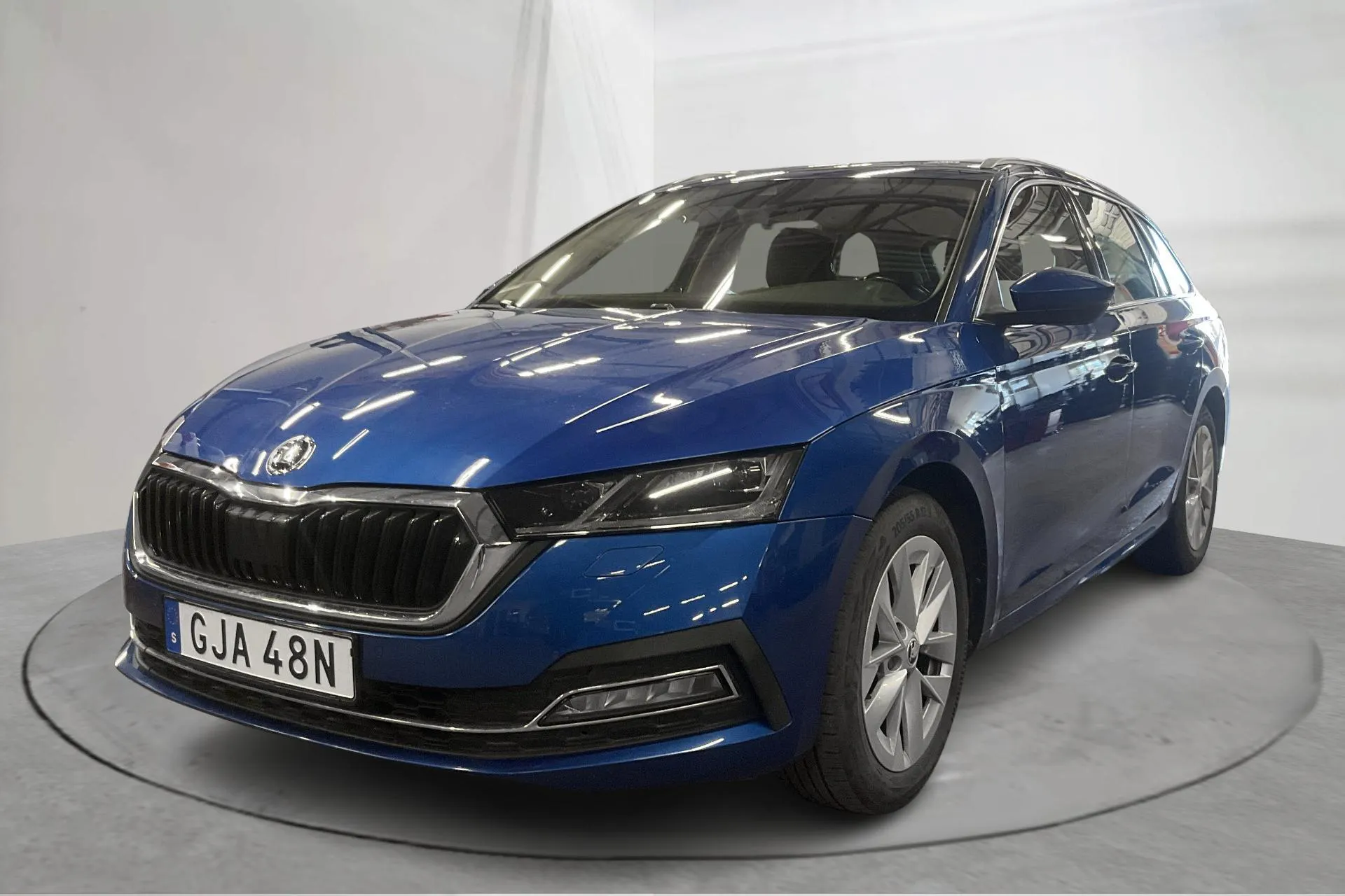 Presentationsfoto 1 av 15: Skoda Octavia TSI e-Tec mHEV Combi (110hk) - 8 351 mil - Automat - blå - 2022