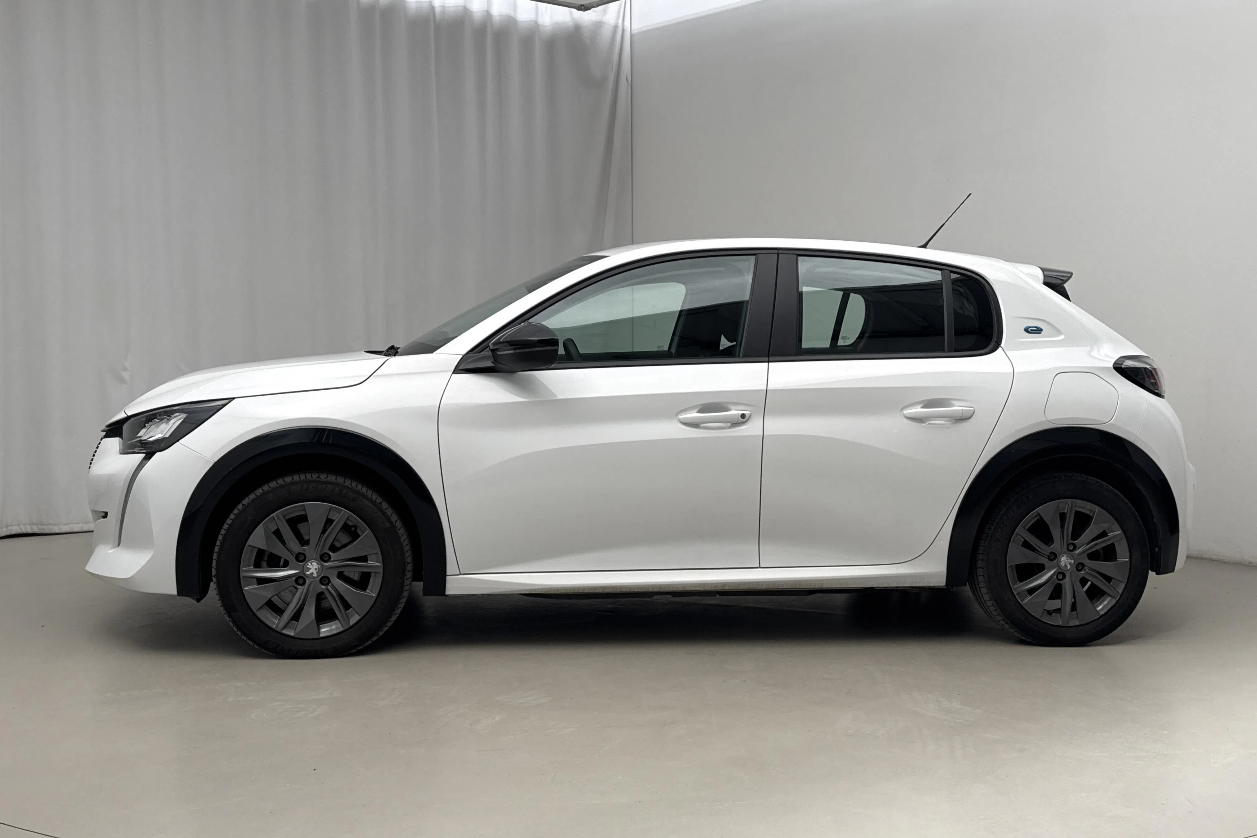 Presentationsfoto 2 av 19: Peugeot e-208 50kWh 5dr (136hk) - 2 942 mil - Automat - vit - 2022