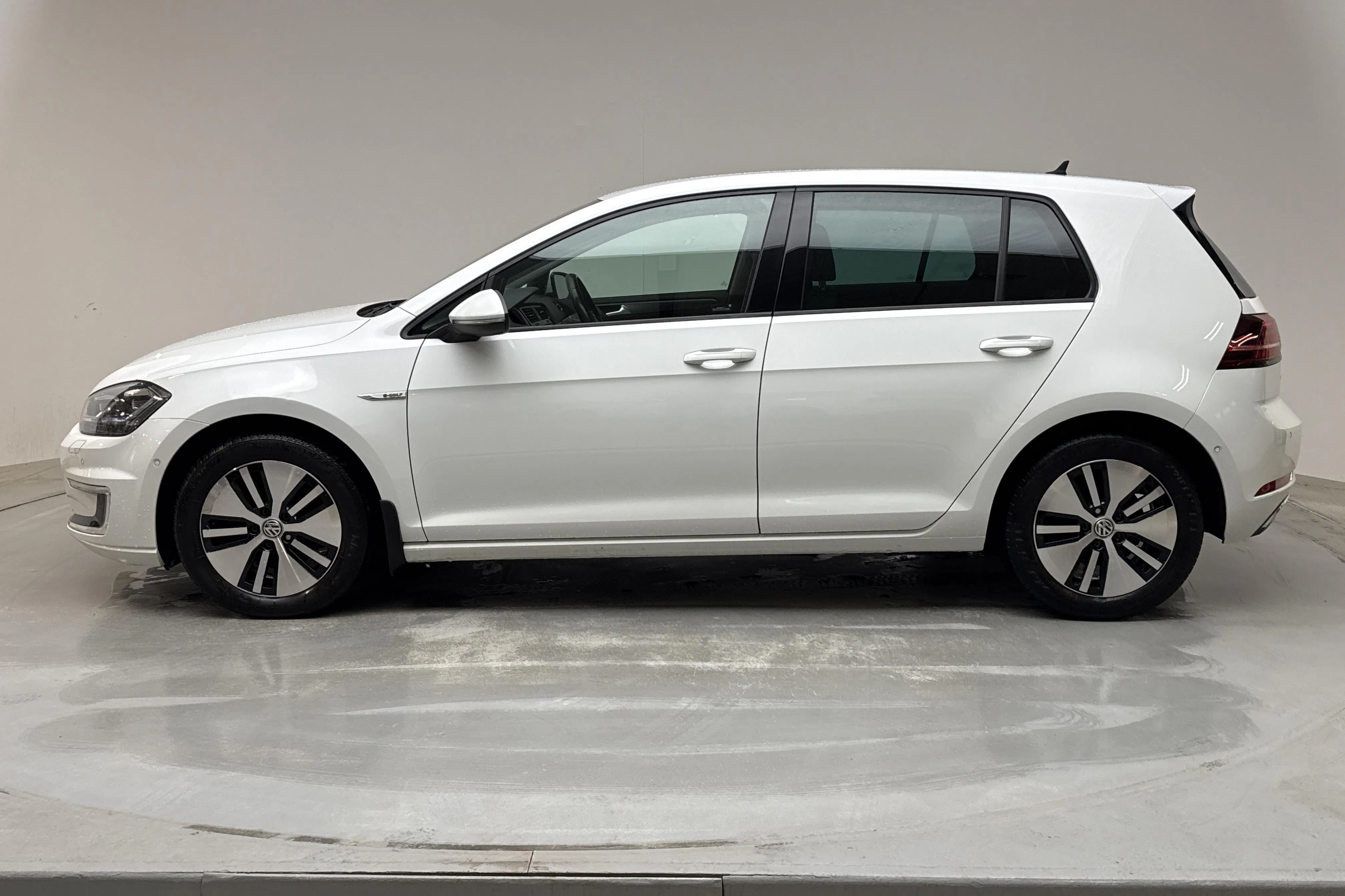 Presentationsfoto 2 av 16: VW e-Golf VII 5dr (136hk) - 16 028 mil - Automat - vit - 2018