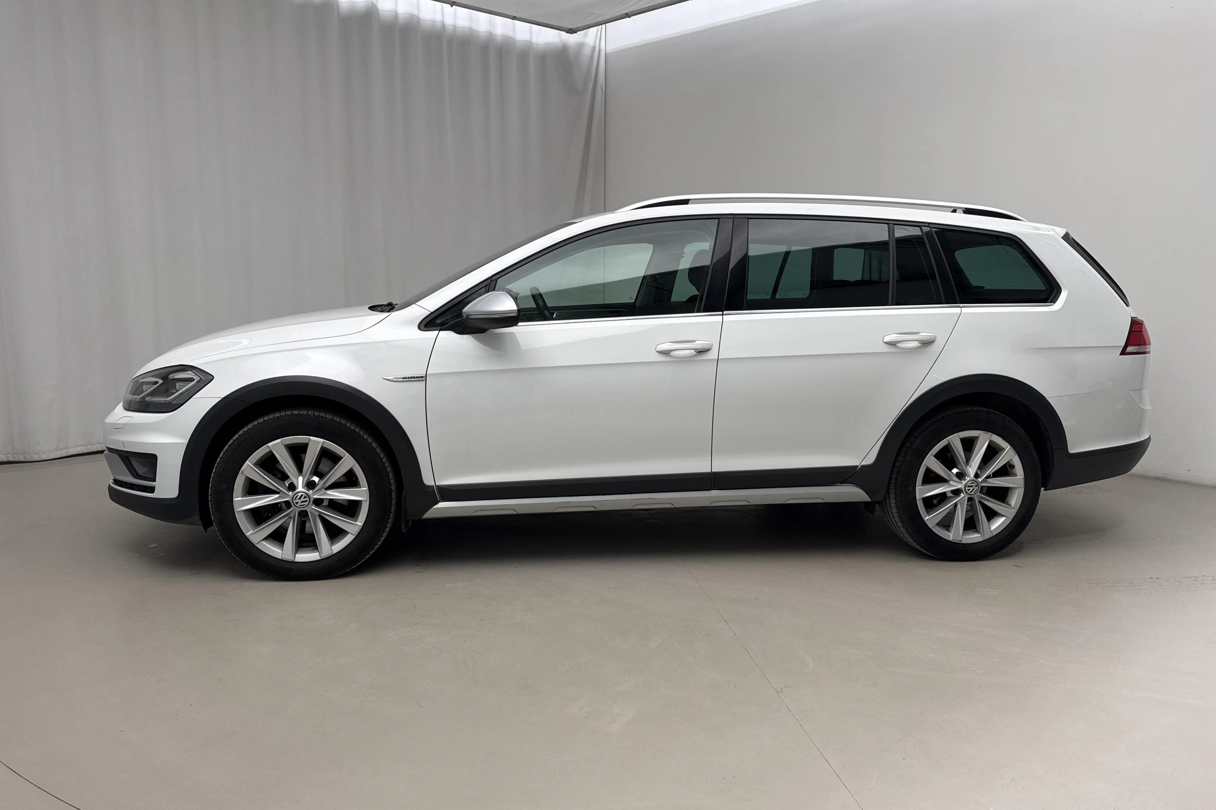 Presentationsfoto 2 av 22: VW Golf Alltrack 1.8 TSI 4Motion (180hk) - 20 565 mil - Automat - vit - 2018