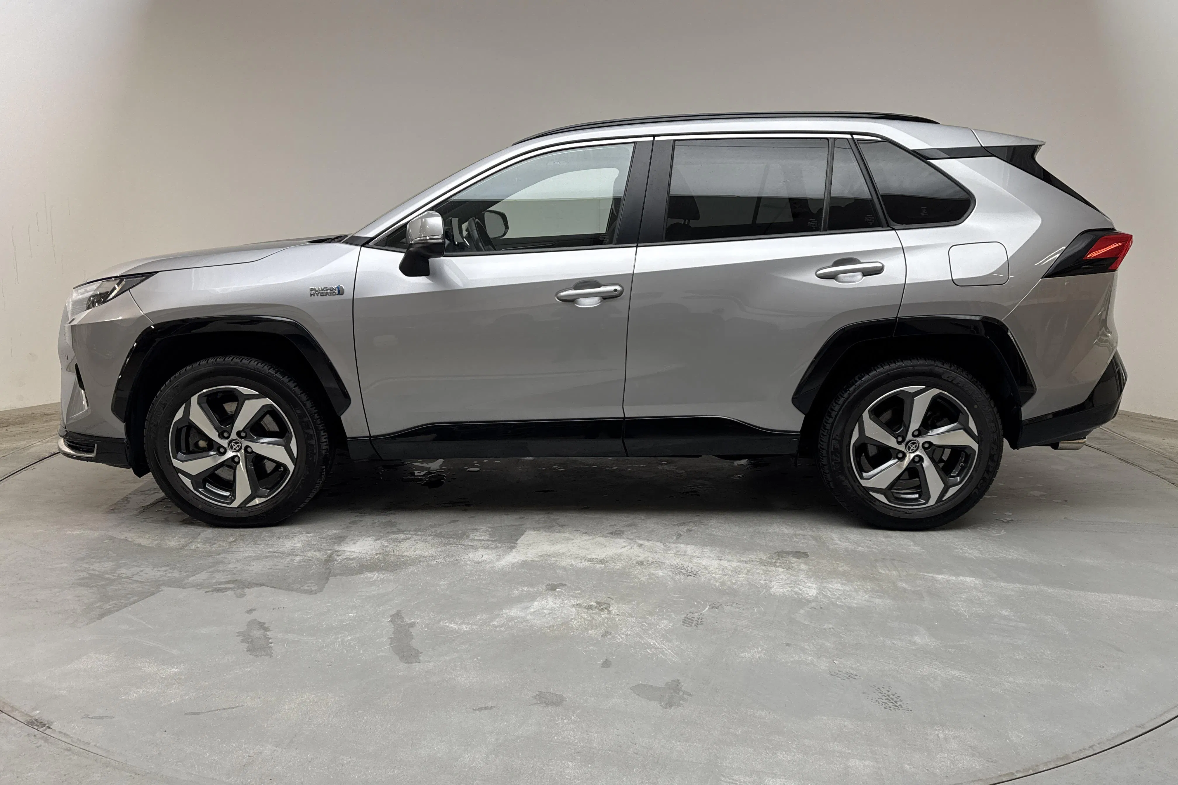 Presentationsfoto 2 av 15: Toyota RAV4 2.5 Plug-in Hybrid AWDi (306hk) - 7 780 mil - Automat - silver - 2023