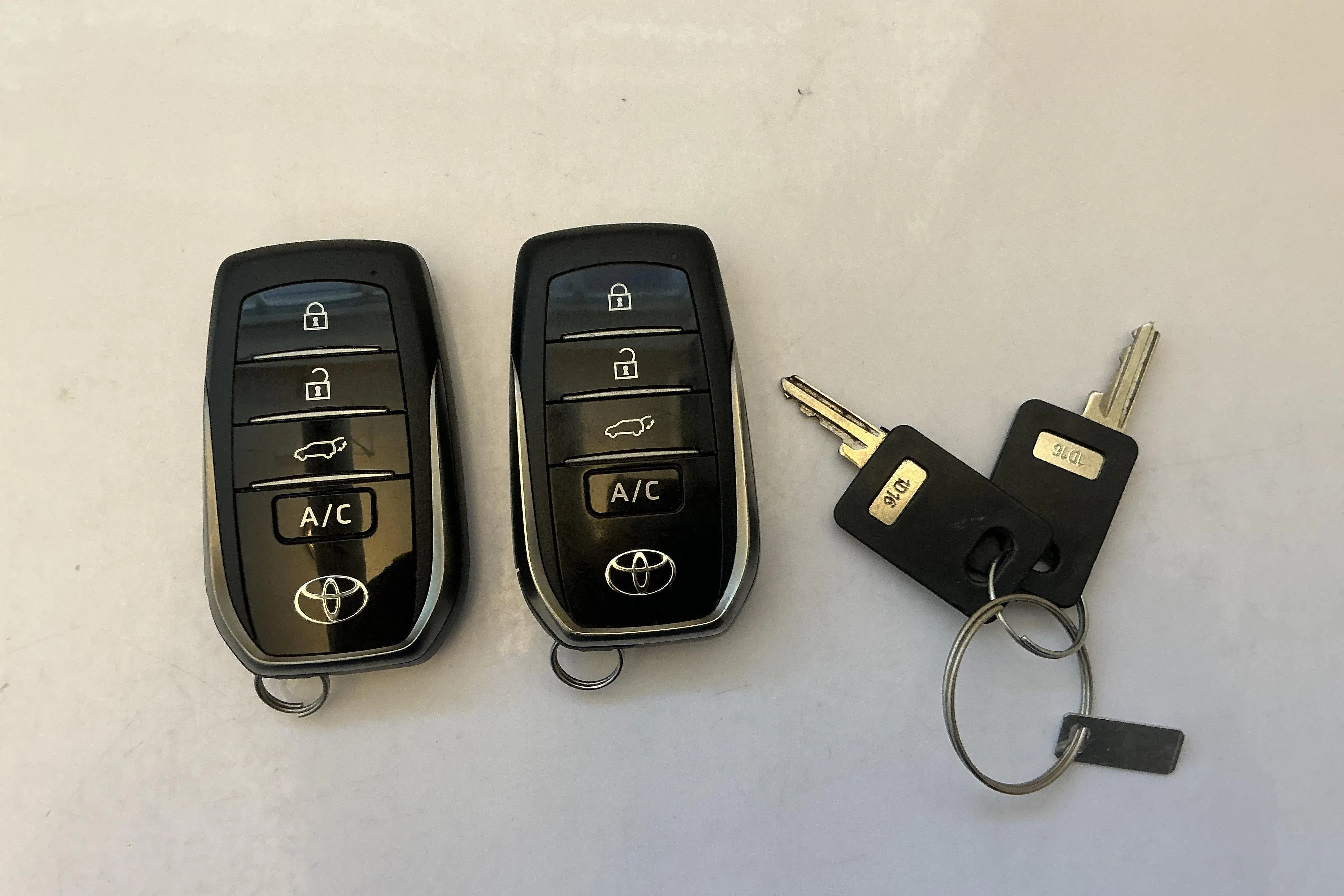 Presentationsfoto 15 av 15: Toyota RAV4 2.5 Plug-in Hybrid AWDi (306hk) - 7 780 mil - Automat - silver - 2023