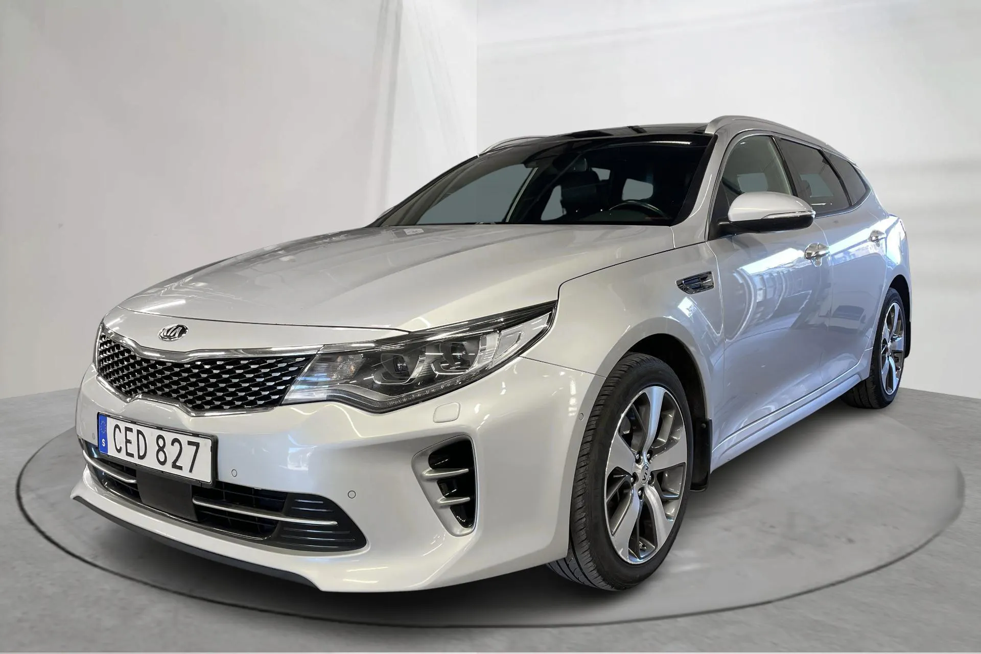 Presentation photo 1 of 19: KIA Optima 1.7 CRDi SW (141hk) - 178 910 km - Automatic - gray - 2017