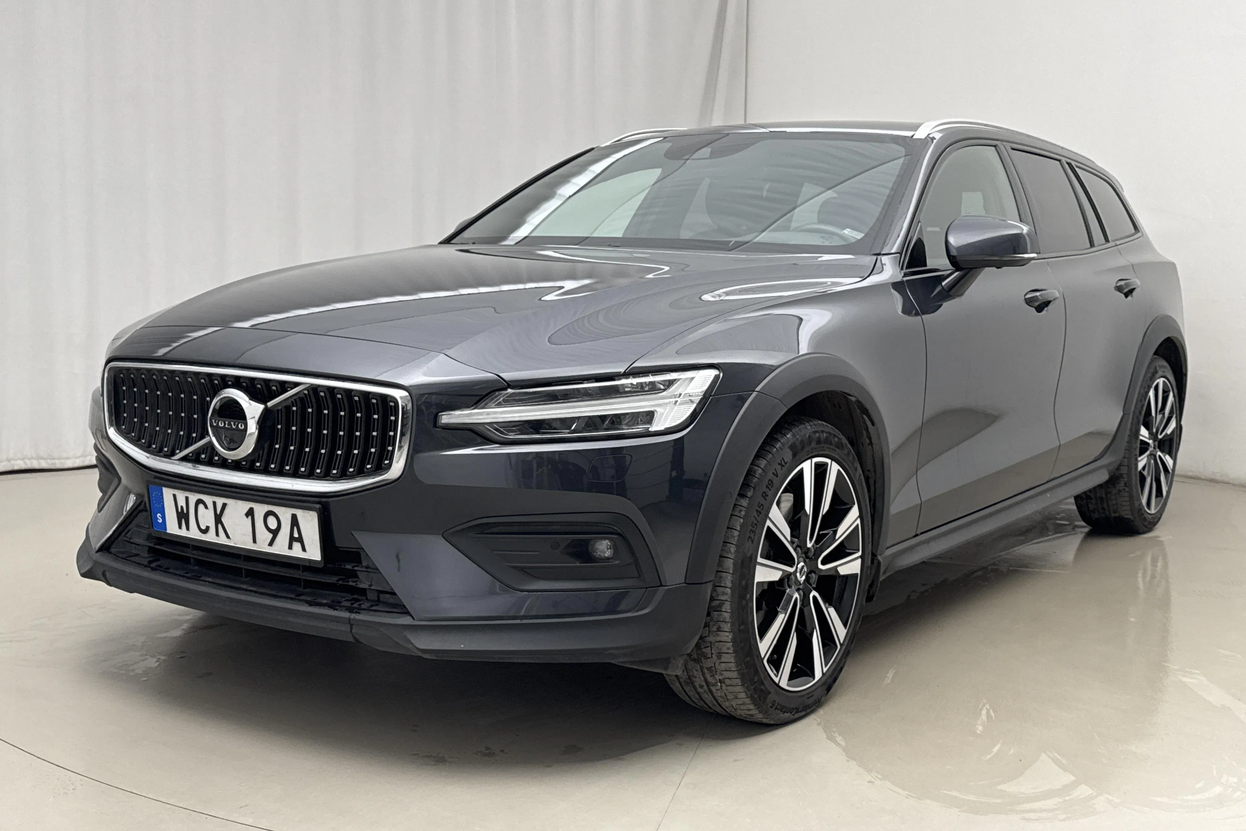Presentation photo 1 of 23: Volvo V60 D4 Cross Country AWD (190hk) - 80 390 km - Automatic - gray - 2020