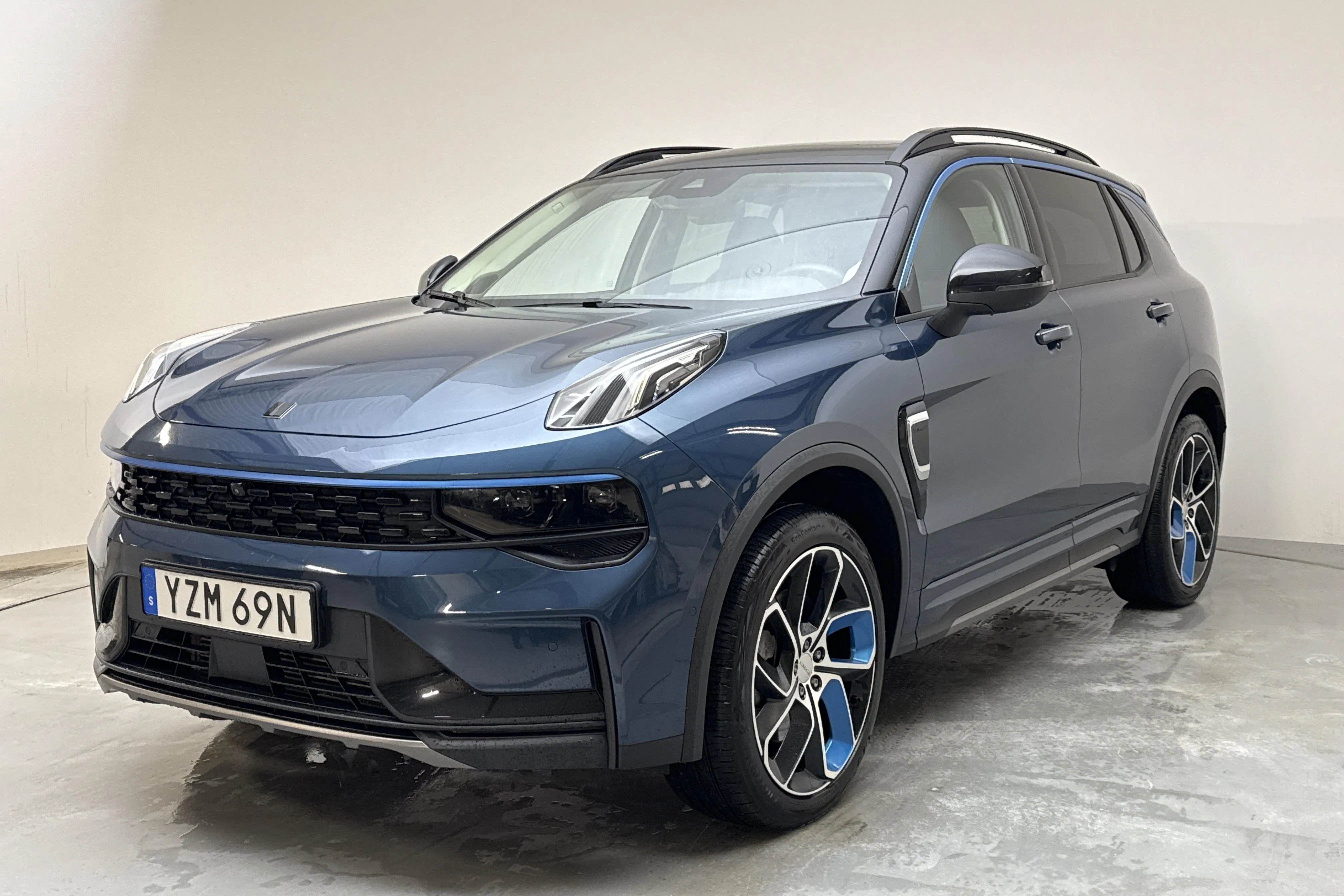 Presentationsfoto 1 av 17: Lynk & Co 01 PHEV (265hk) - 6 128 mil - Automat - blå - 2022