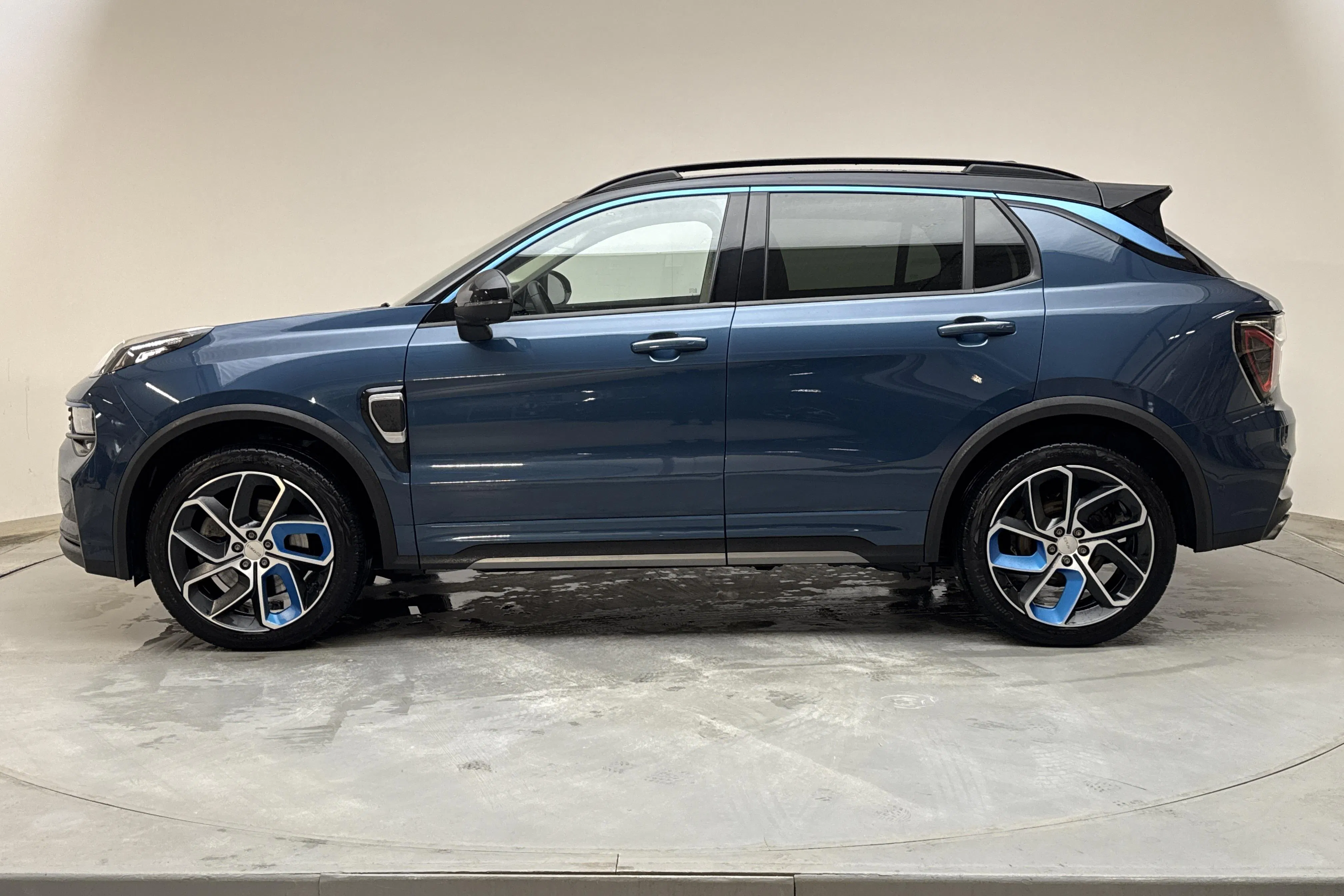 Presentationsfoto 2 av 17: Lynk & Co 01 PHEV (265hk) - 6 128 mil - Automat - blå - 2022