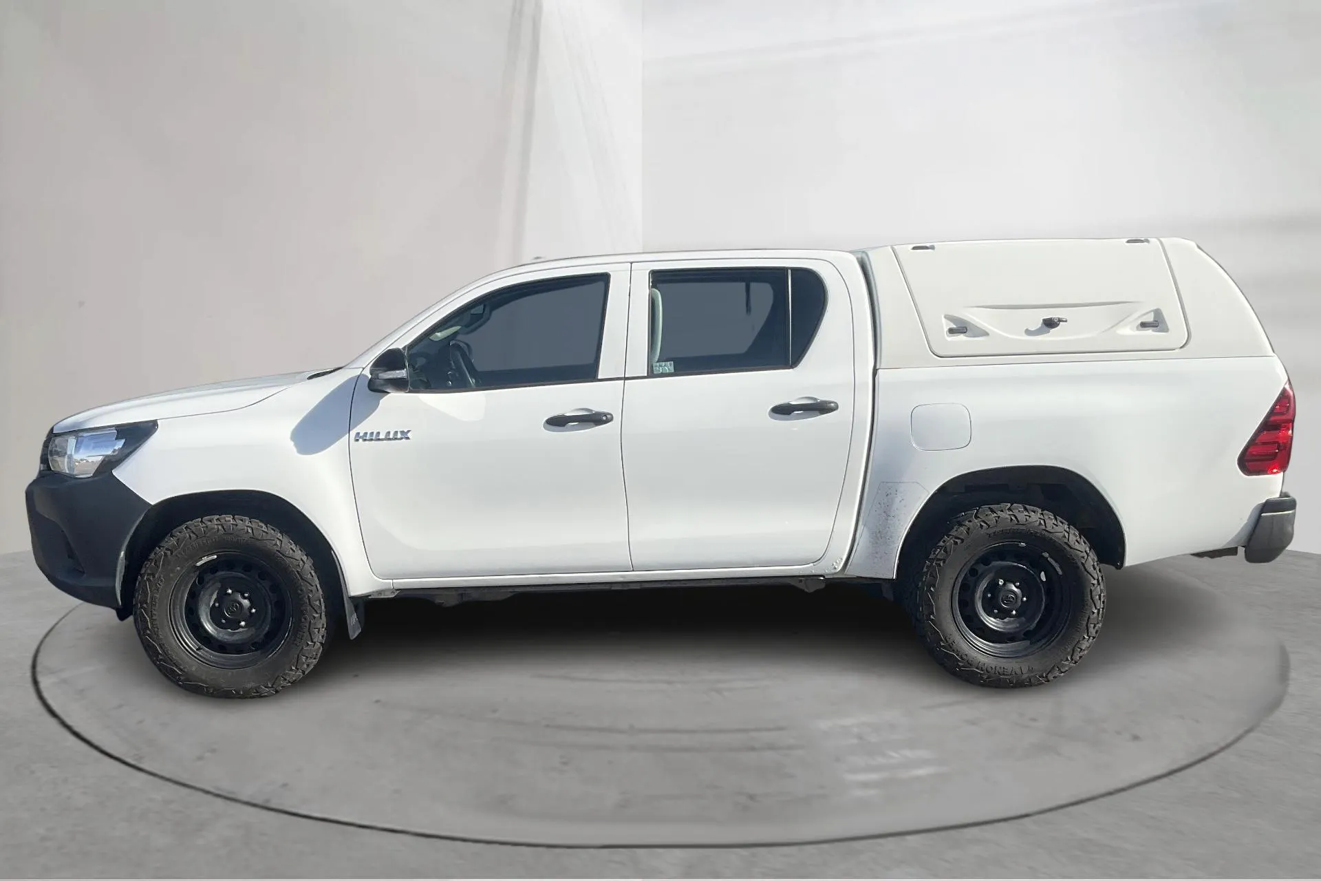 Presentationsfoto 2 av 15: Toyota Hilux 2.4 D 4WD (150hk) - 16 702 mil - Manuell - vit - 2016