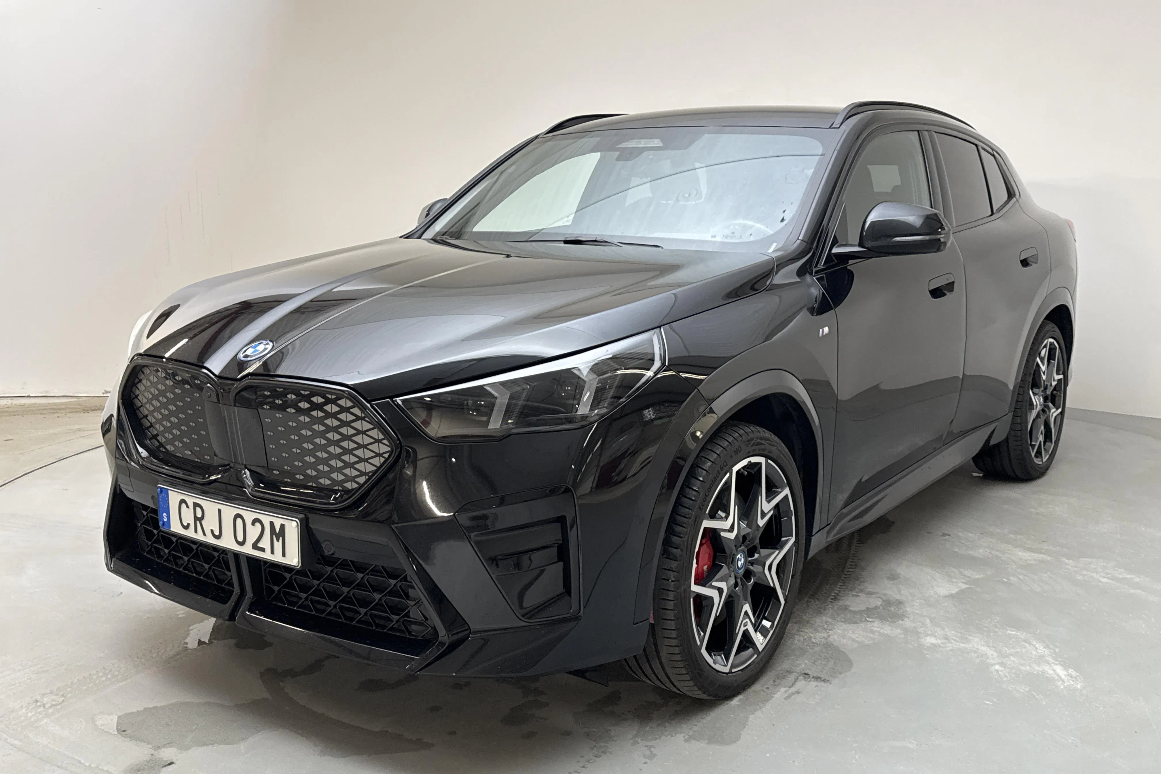 Præsentationsfoto 1 af 22: BMW iX2 xDrive30e, U10 (272hk) - 57 740 kilometer - Salgsautomat - Sort - 2024