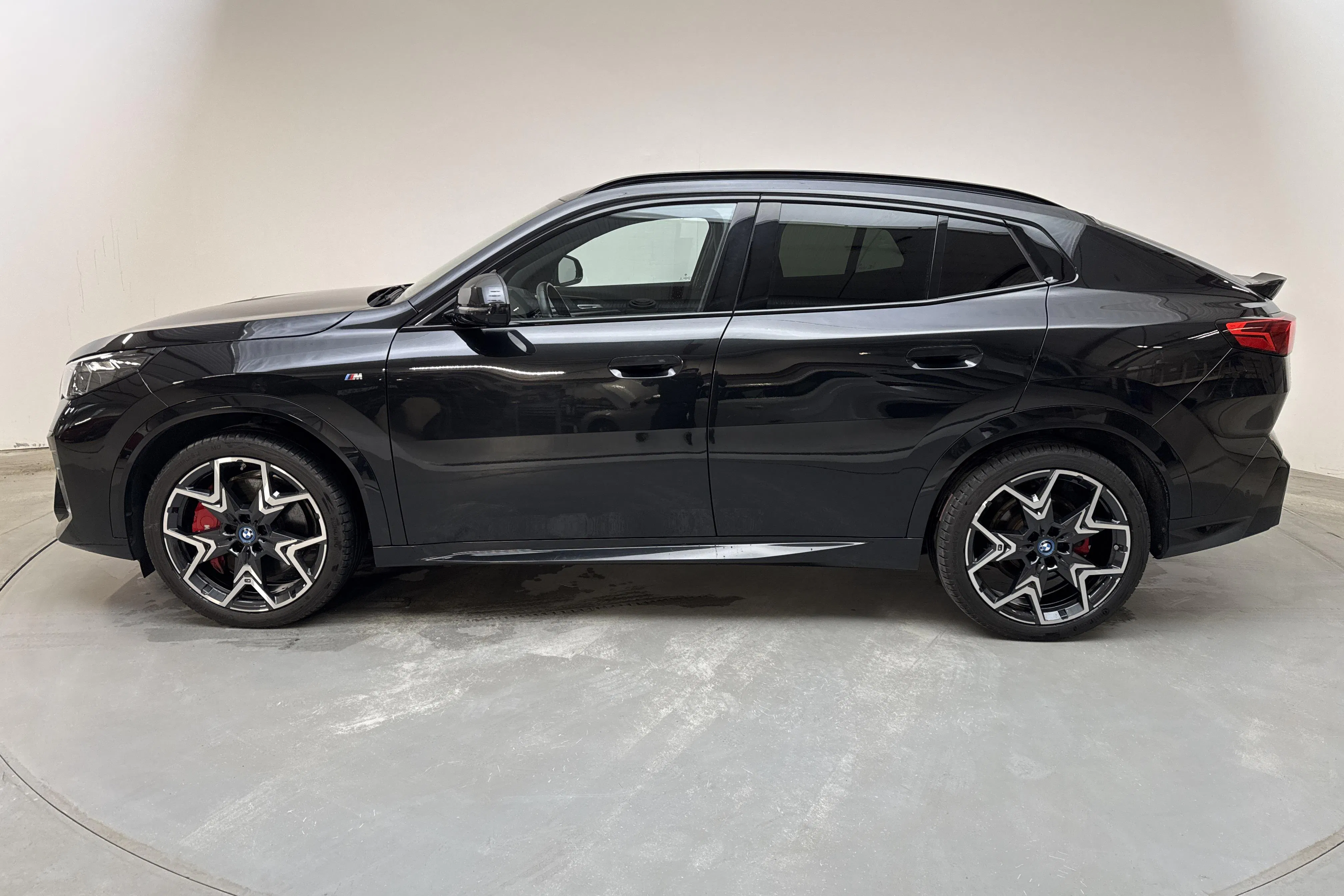 Præsentationsfoto 2 af 22: BMW iX2 xDrive30e, U10 (272hk) - 57 740 kilometer - Salgsautomat - Sort - 2024