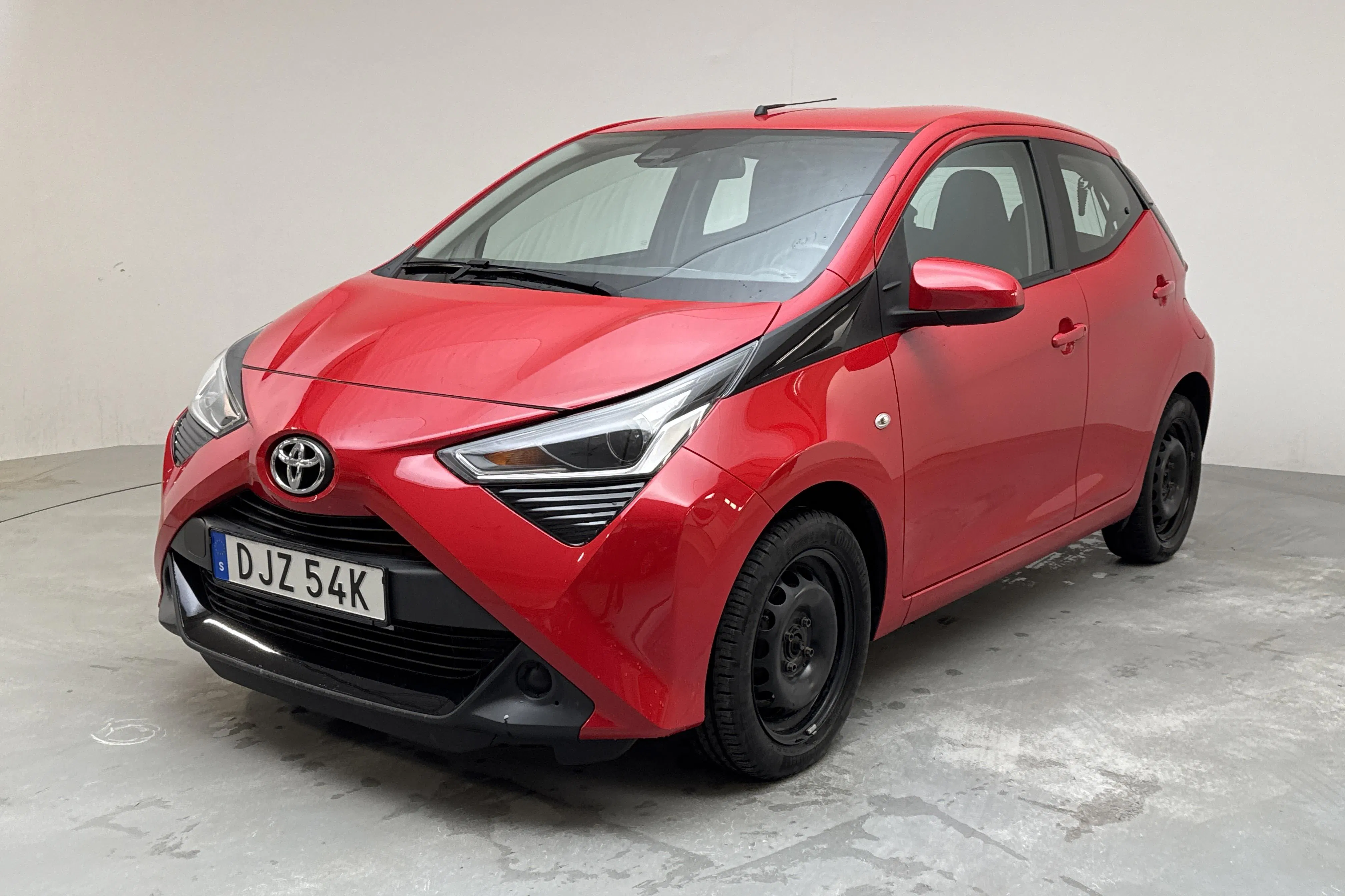 Presentation photo 1 of 13: Toyota Aygo 1.0 5dr (72hk) - 56 960 km - Manual - red - 2021