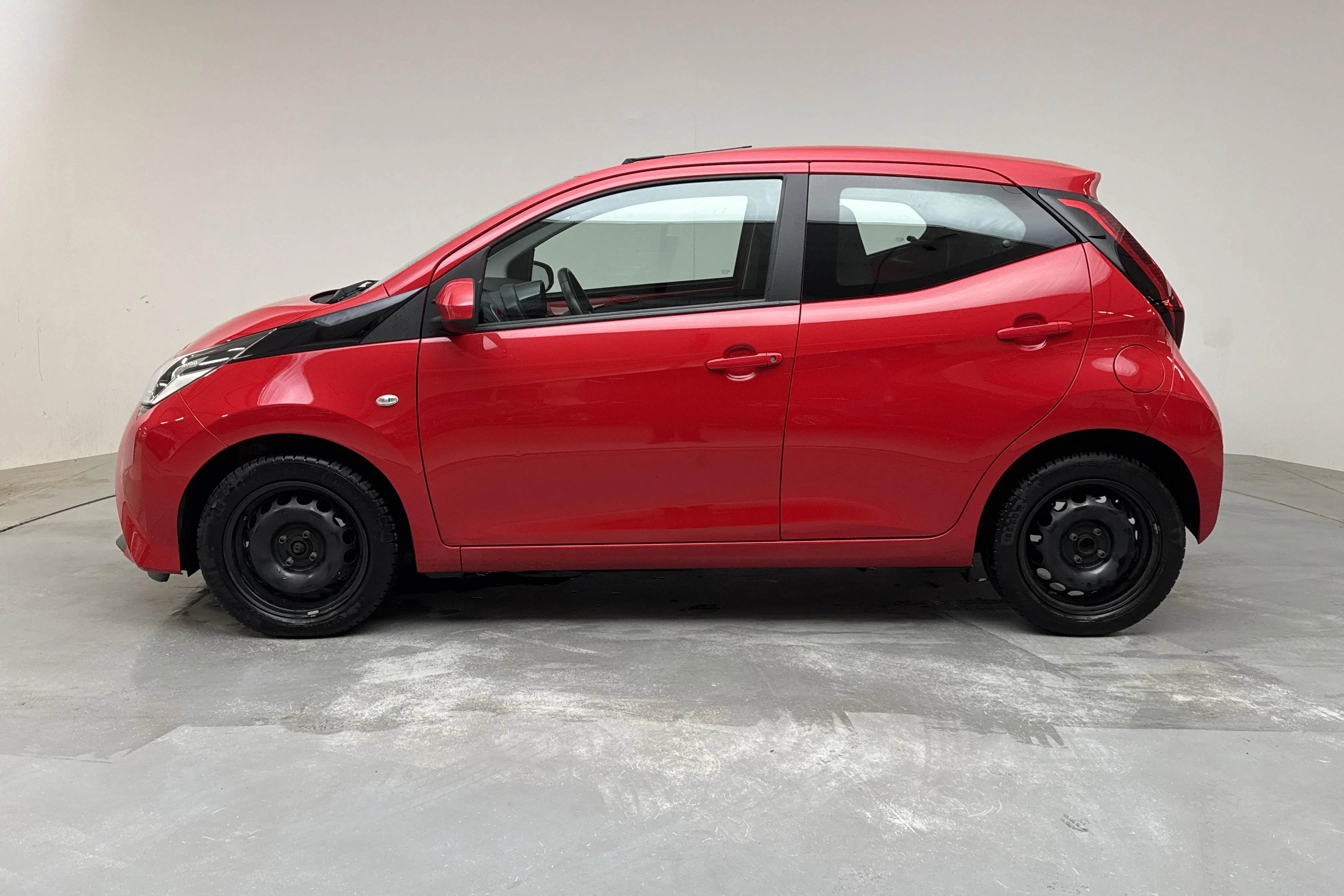 Presentation photo 2 of 13: Toyota Aygo 1.0 5dr (72hk) - 56 960 km - Manual - red - 2021