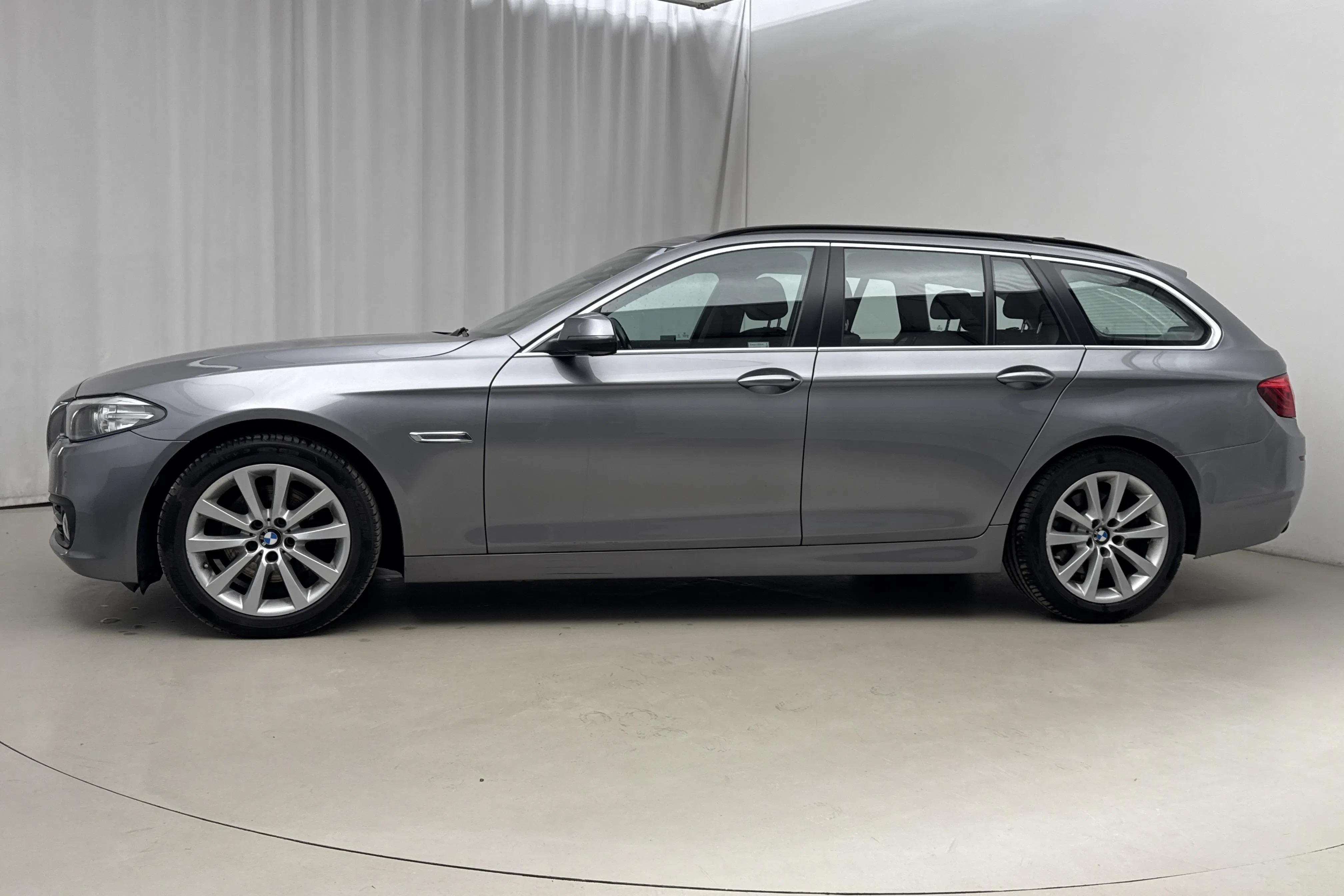 Presentation photo 2 of 21: BMW 520d xDrive Touring, F11 (190hk) - 80 250 km - Automatic - gray - 2017