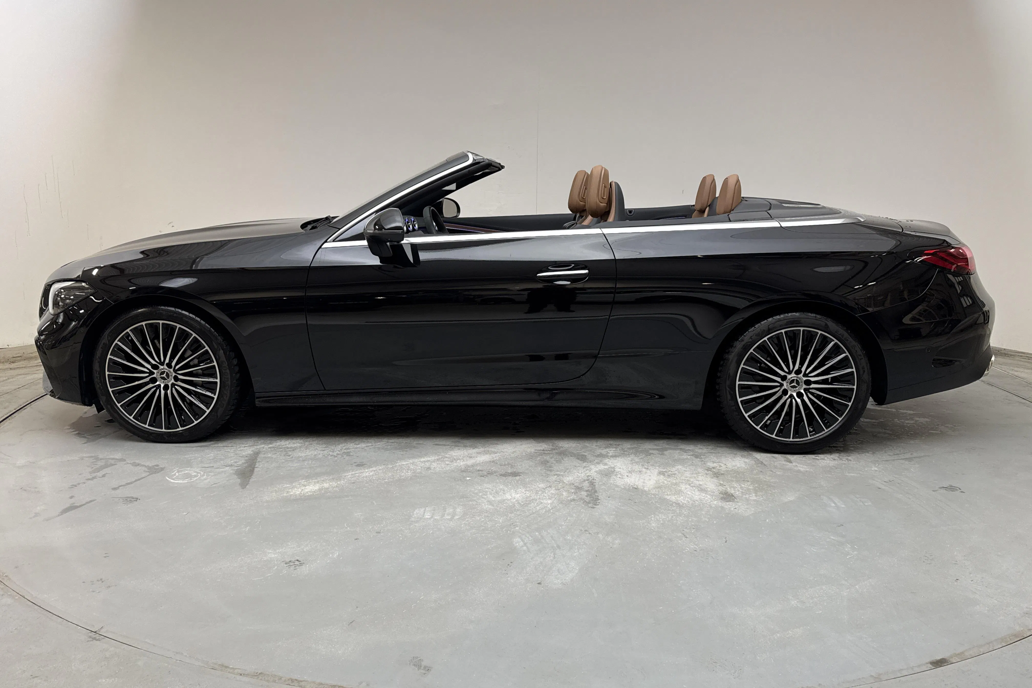 Presentationsfoto 2 av 27: Mercedes CLE 300 4Matic Cab A236 (258hk) - 366 mil - Automat - svart - 2024