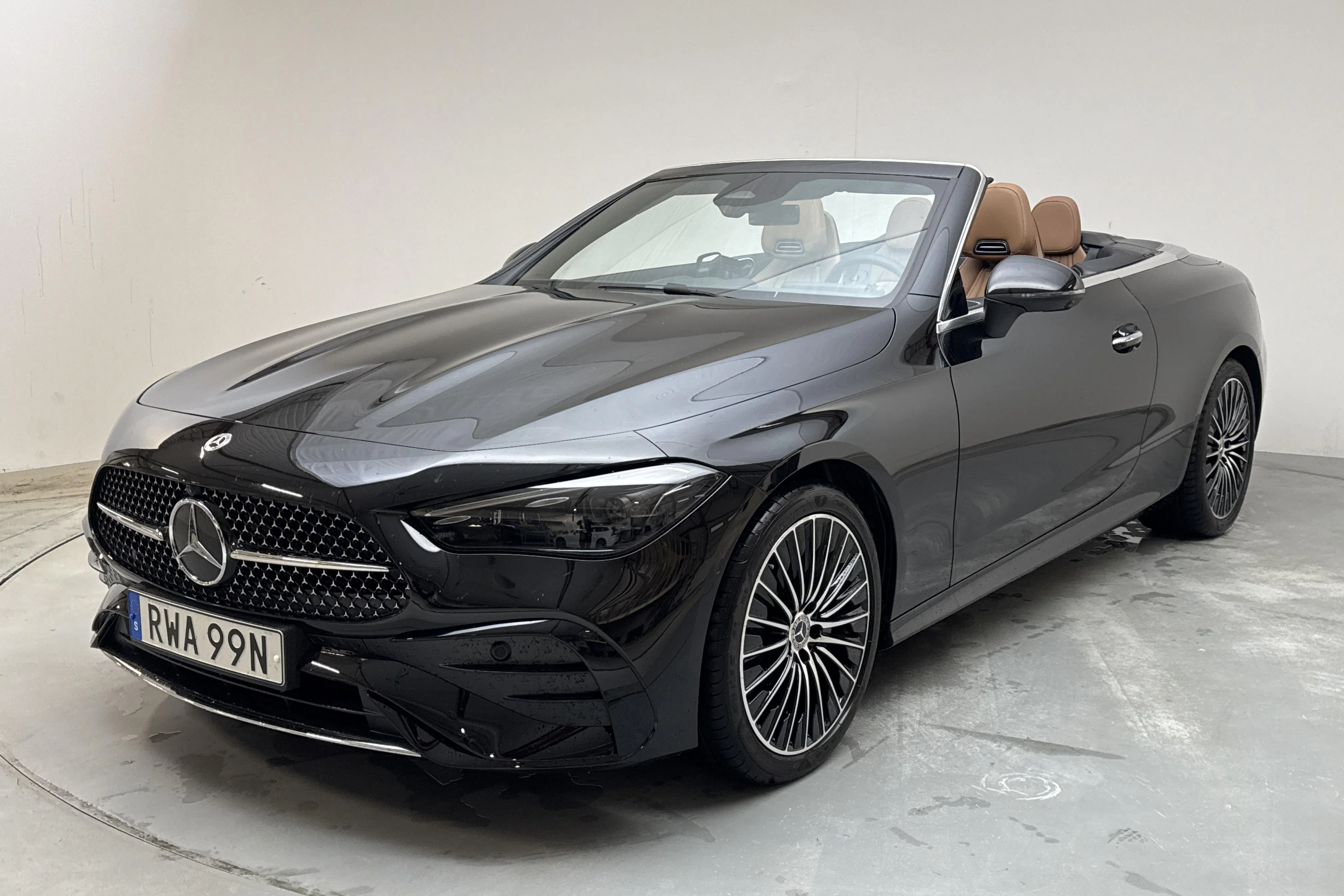 Presentationsfoto 1 av 27: Mercedes CLE 300 4Matic Cab A236 (258hk) - 366 mil - Automat - svart - 2024