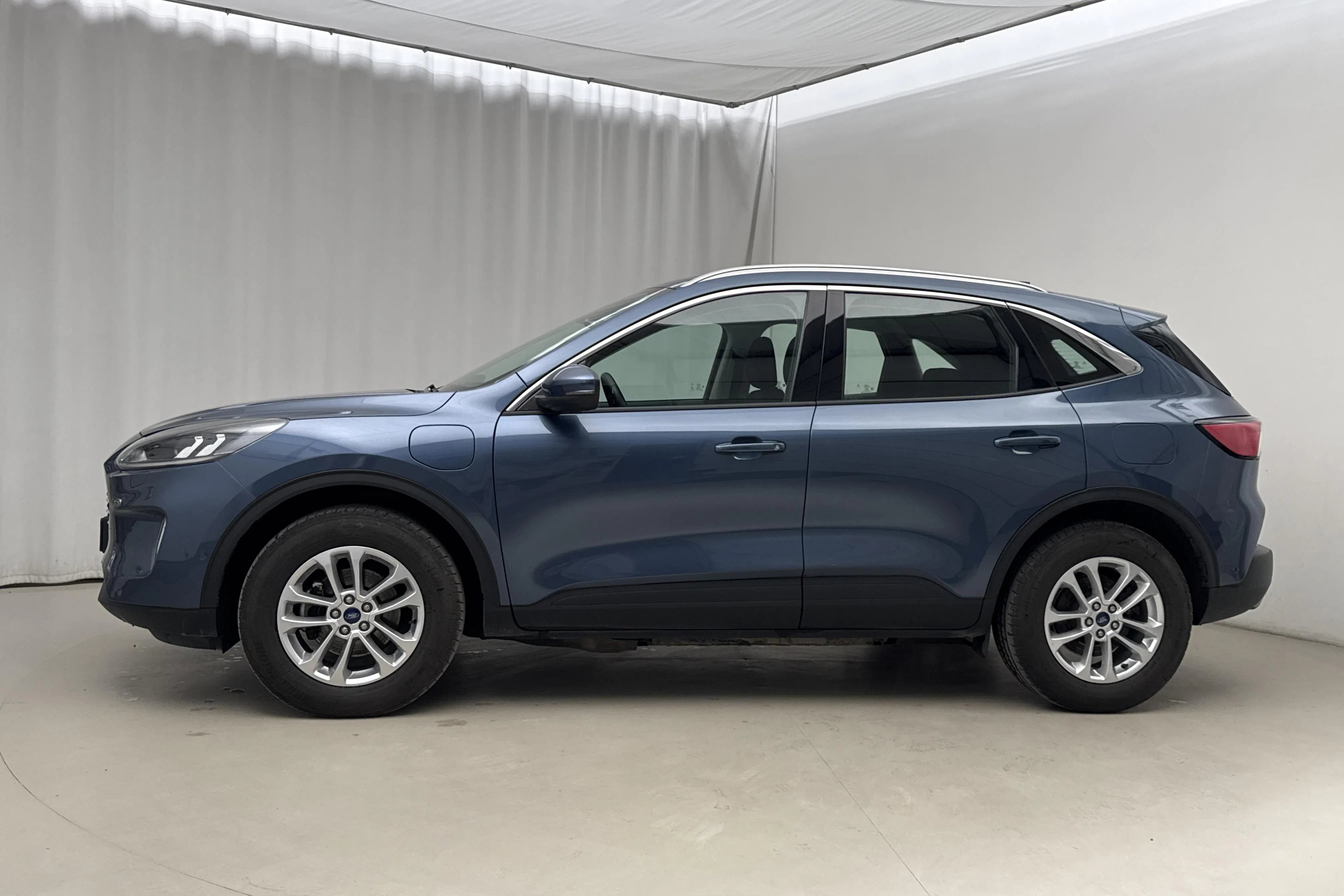 Presentationsfoto 2 av 20: Ford Kuga 2.5 PHEV (225hk) - 2 521 mil - Automat - blå - 2021