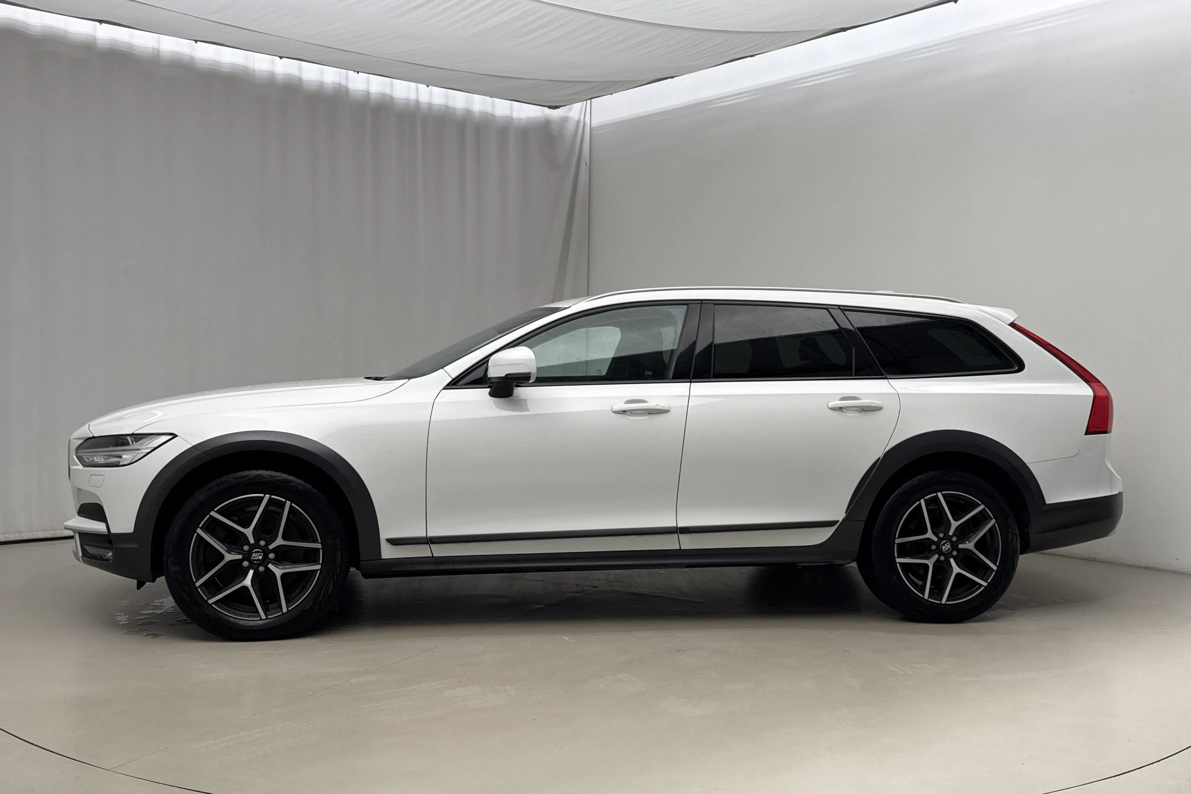 Presentationsfoto 2 av 17: Volvo V90 D4 Cross Country AWD (190hk) - 20 937 mil - Automat - vit - 2019