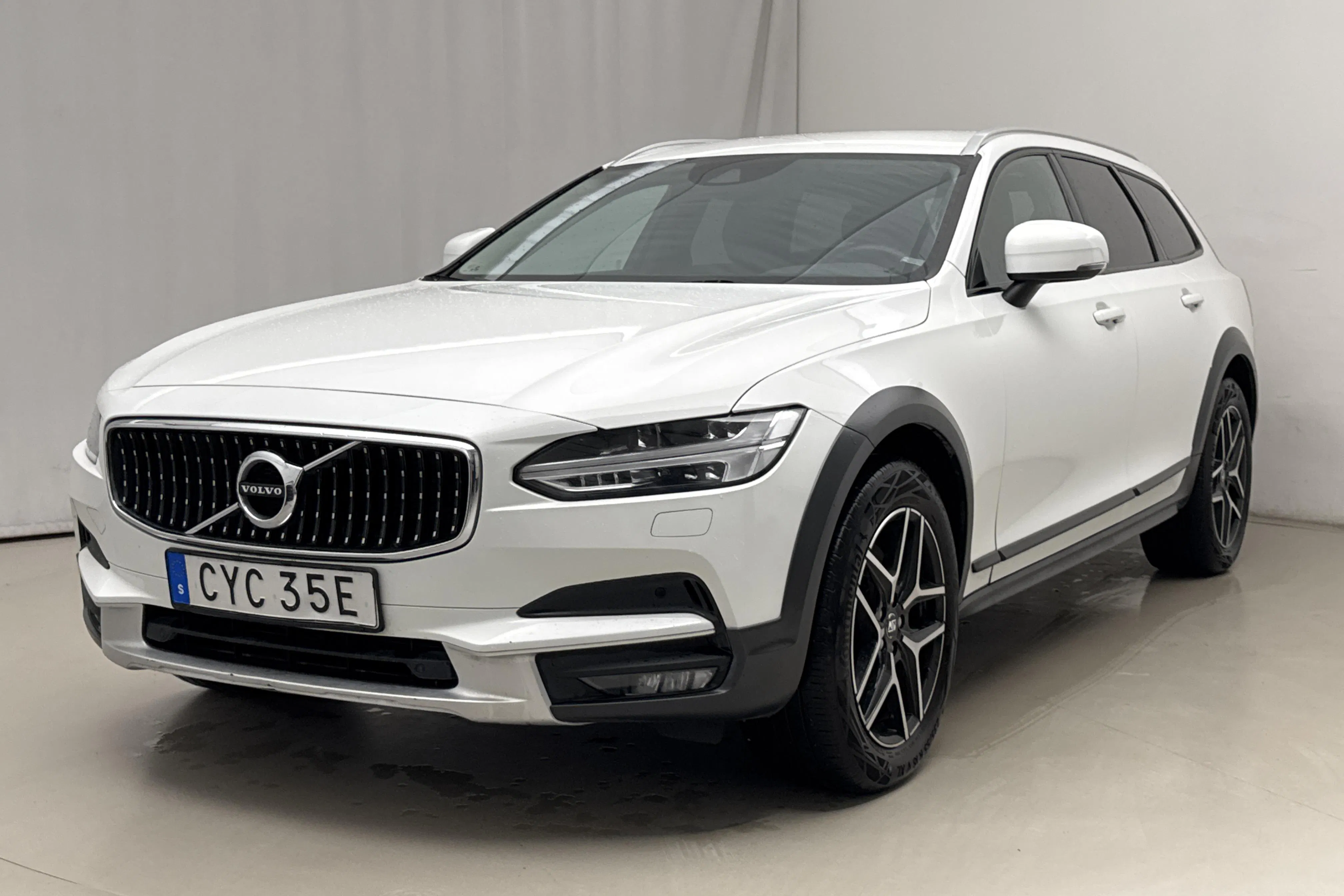 Presentationsfoto 1 av 17: Volvo V90 D4 Cross Country AWD (190hk) - 20 937 mil - Automat - vit - 2019