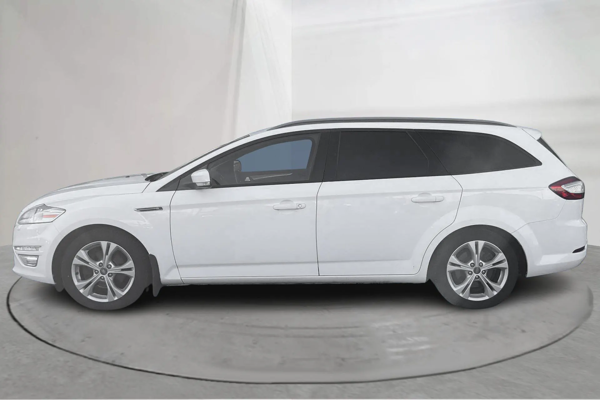 Presentationsfoto 2 av 17: Ford Mondeo 1.6 Duratorq TDCi Kombi (116hk) - 20 992 mil - Manuell - vit - 2013